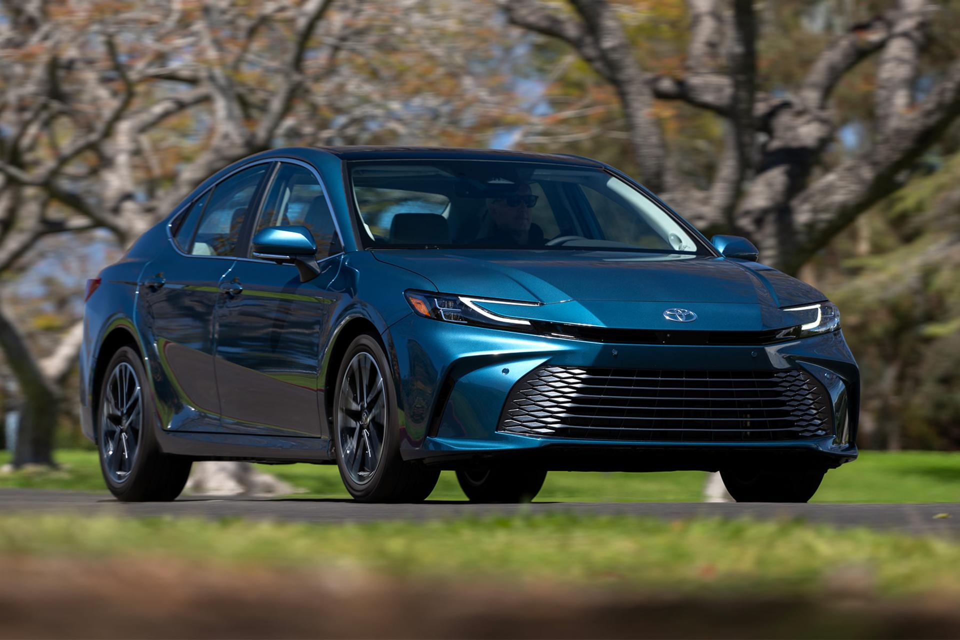 تویوتا کمری هیبرید Toyota Camry HEV 2025 نمای جلو و جانبی