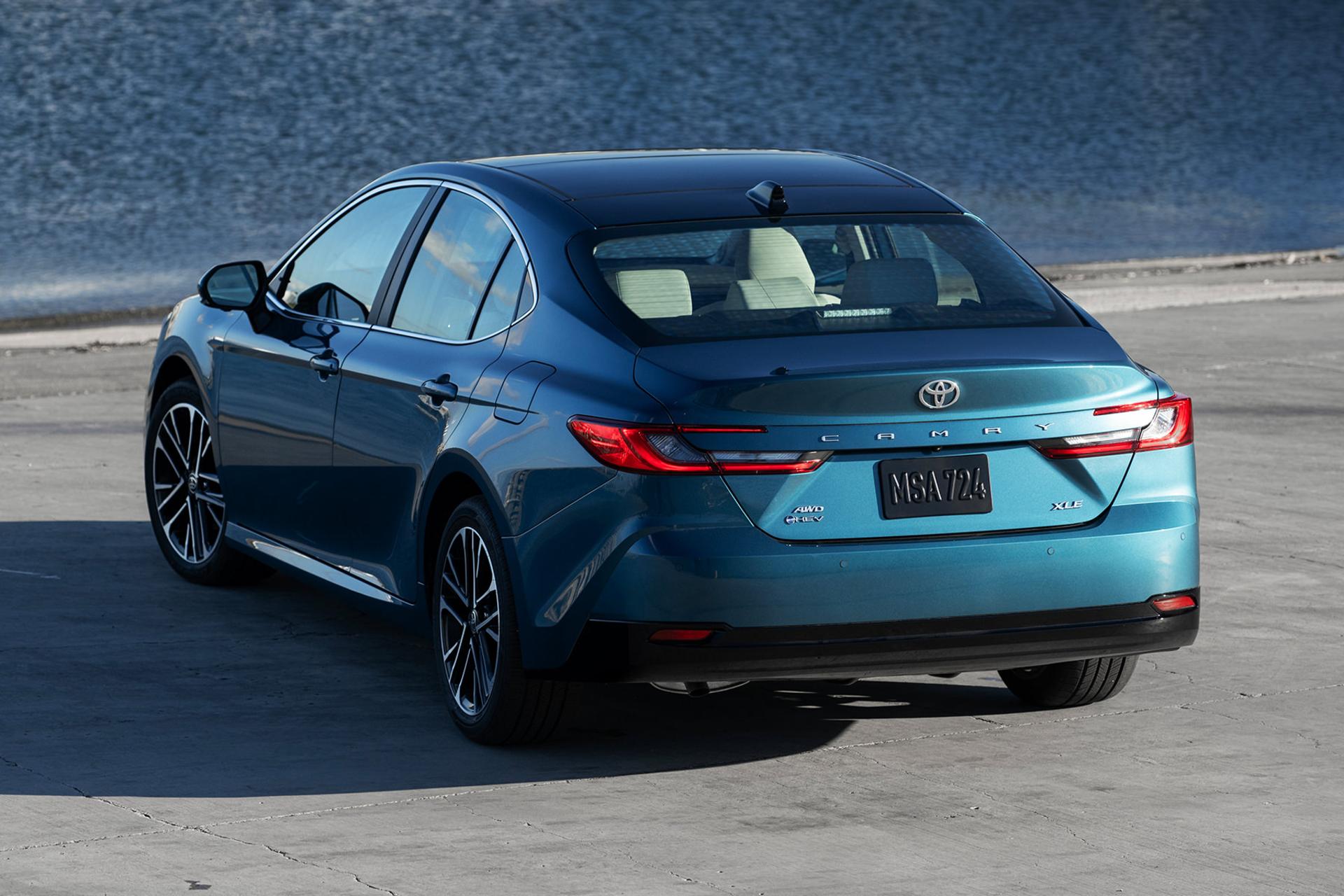 تویوتا کمری هیبرید Toyota Camry HEV 2025 نمای پشت و جانبی