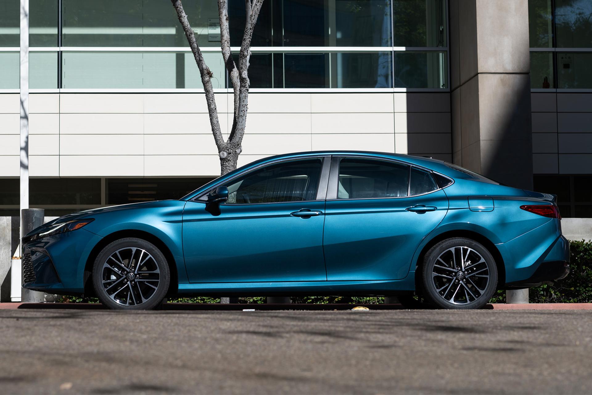 تویوتا کمری هیبرید Toyota Camry HEV 2025 نمای جانبی