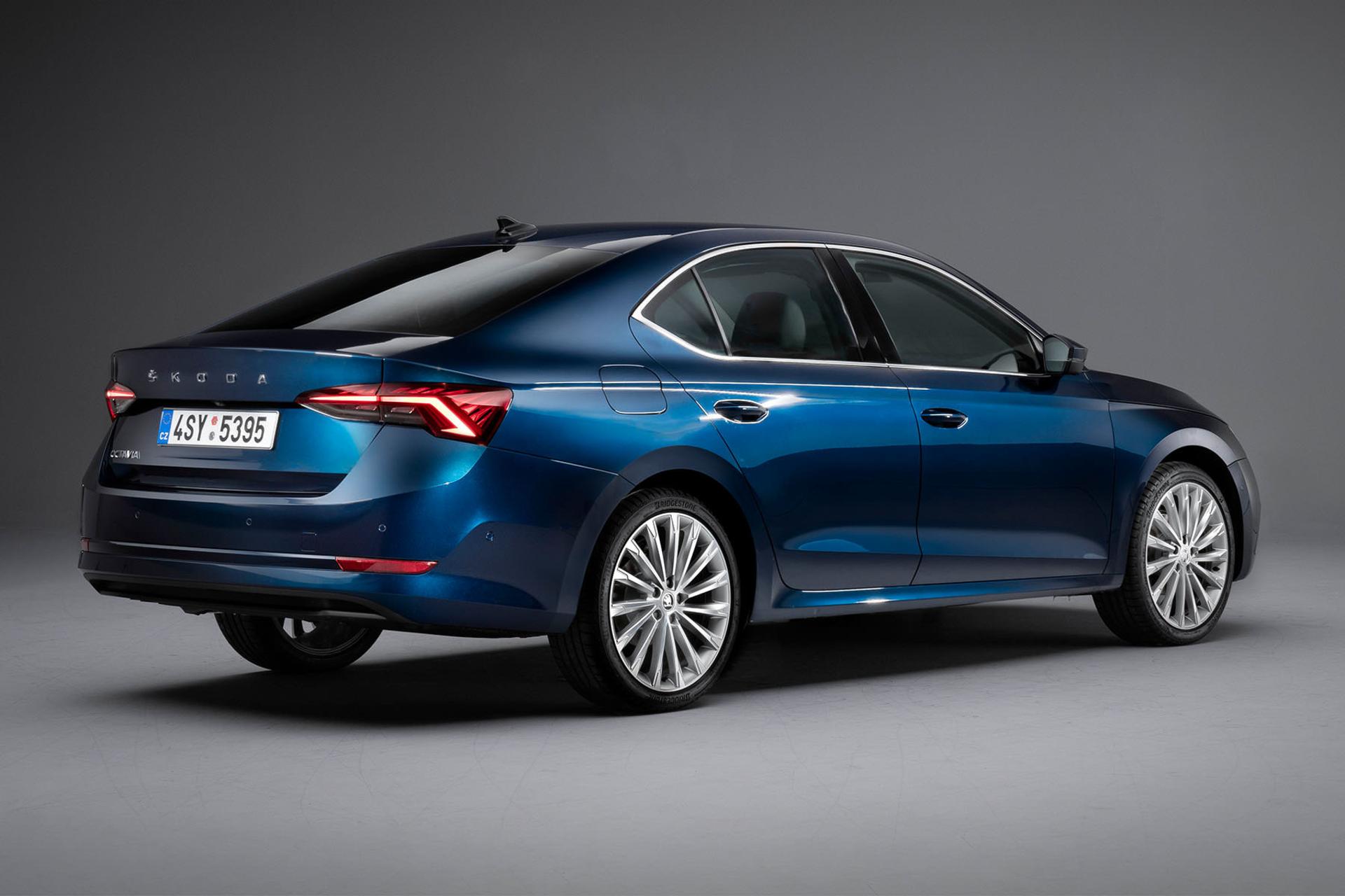 اشکودا اکتاویا Skoda Octavia 2023 نمای پشت