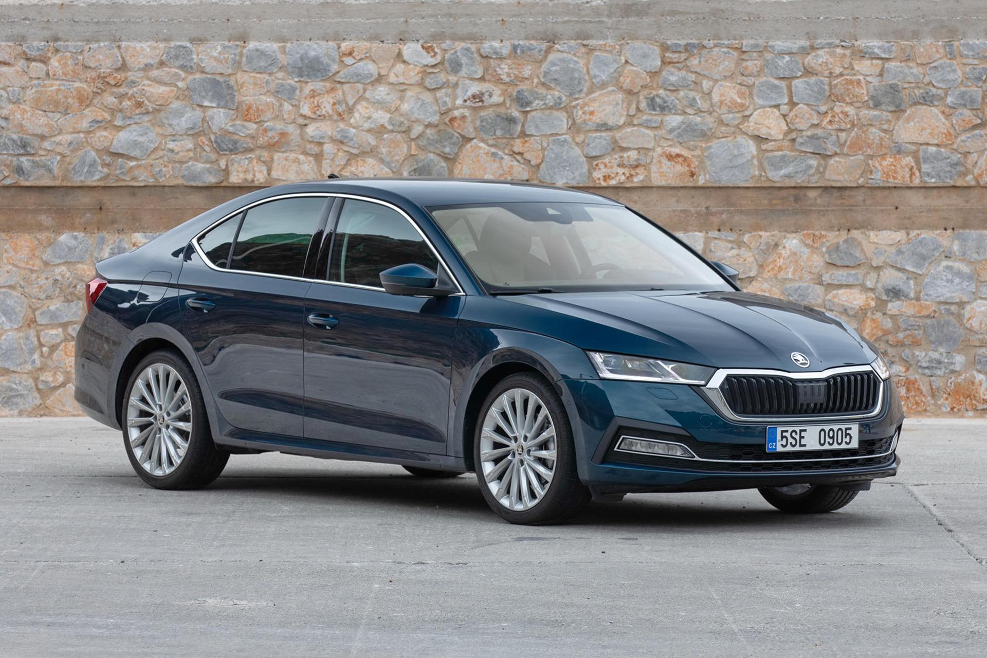 اشکودا اکتاویا Skoda Octavia 2023 نمای جلو و جانبی