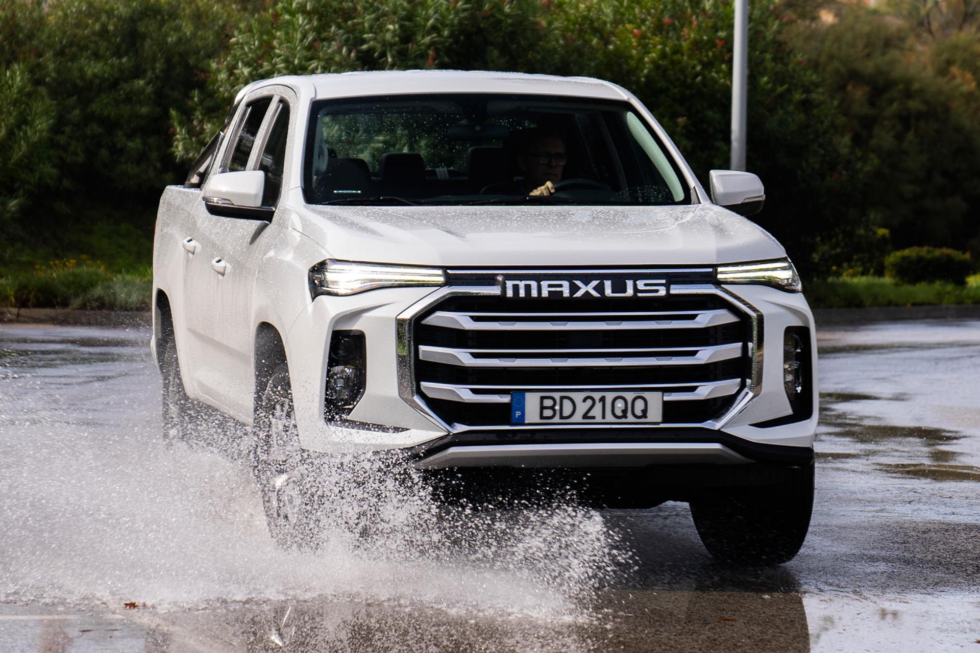 وانت مکسوس استار Maxus Star H نمای جلو در گودال آب