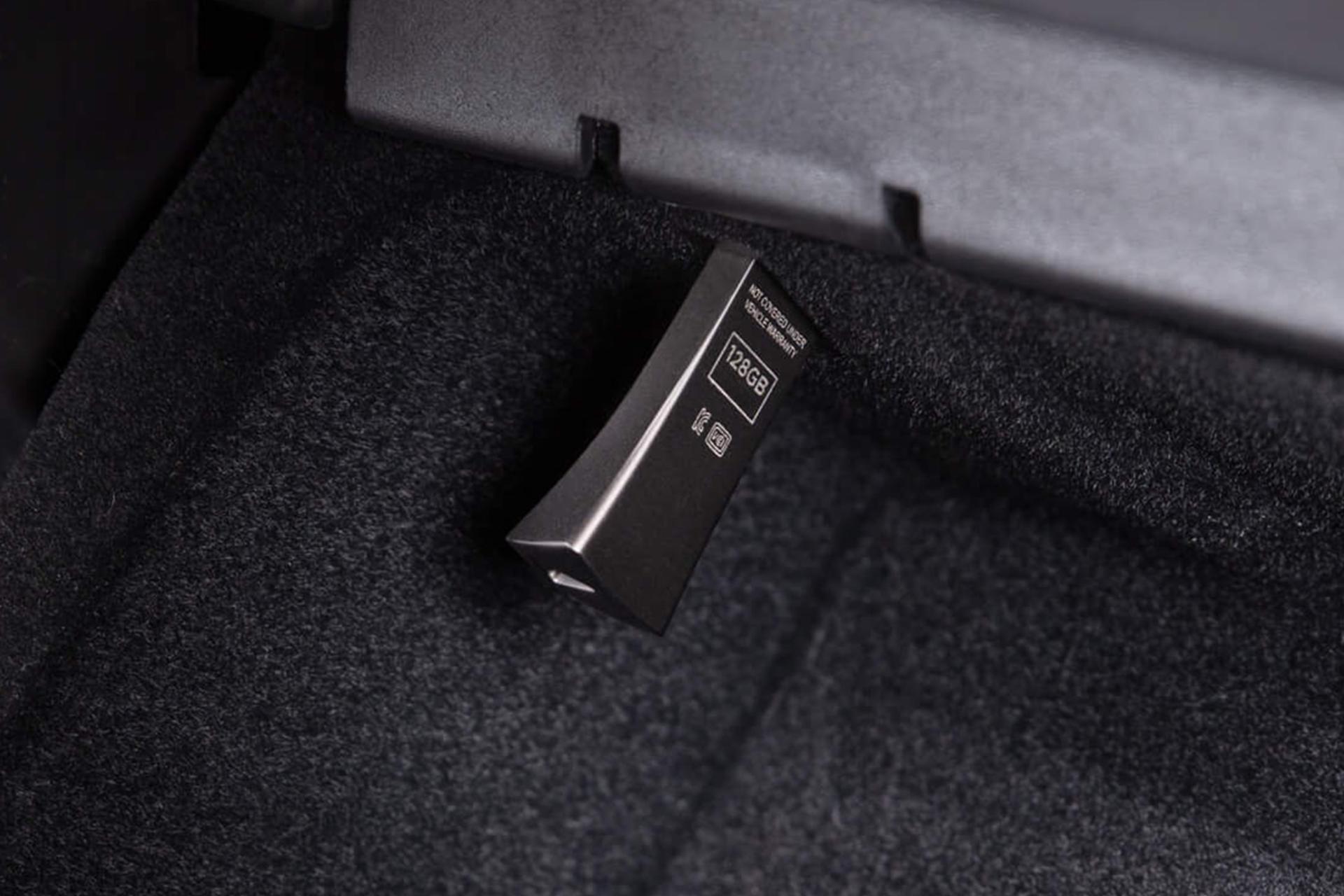 نمای کناری فلش مموری تسلا Tesla Tesive 128GB USB 3.0