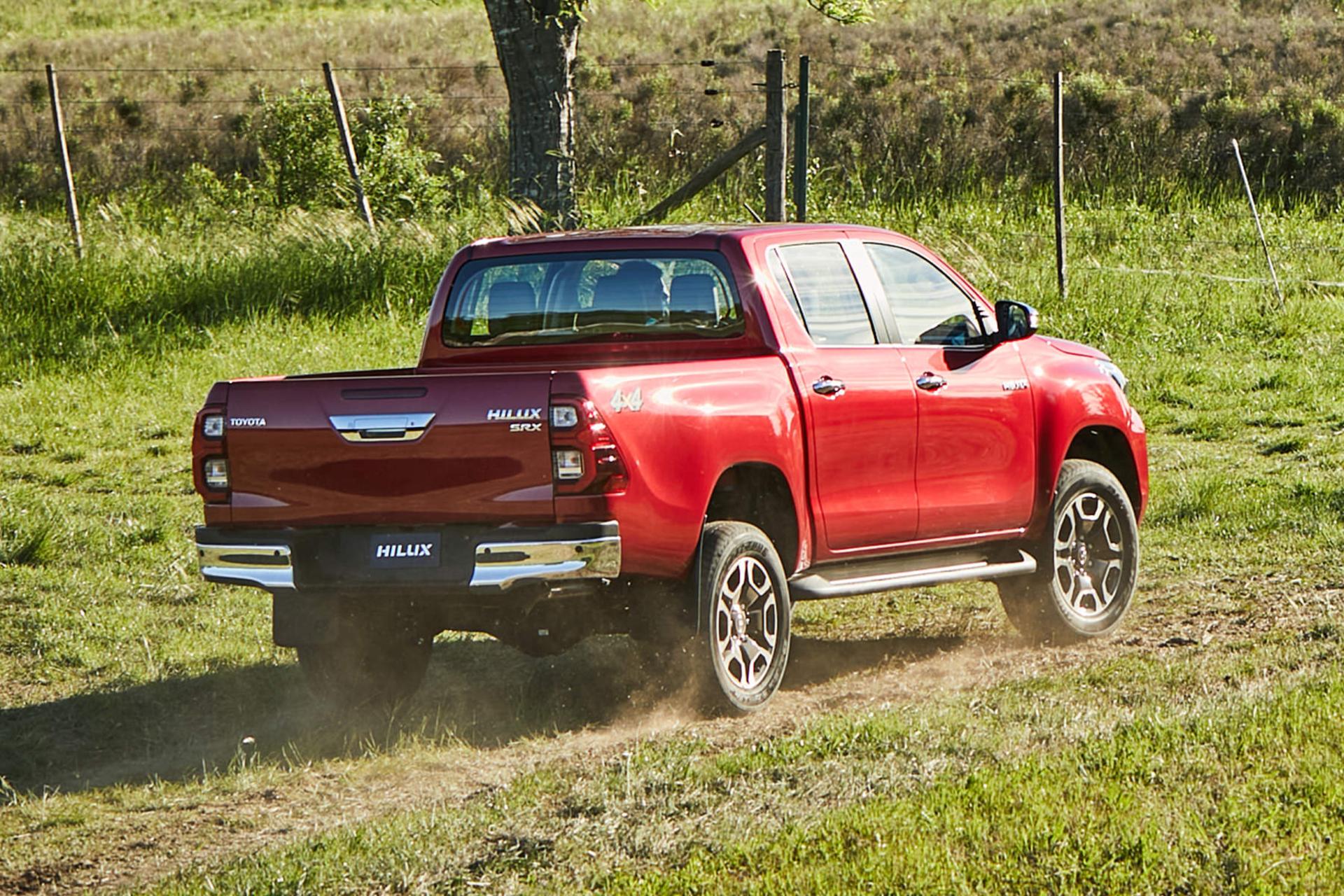 خودرو تویوتا هایلوکس Toyota Hilux SR5 2024 نمای پشت رانندگی آفرود