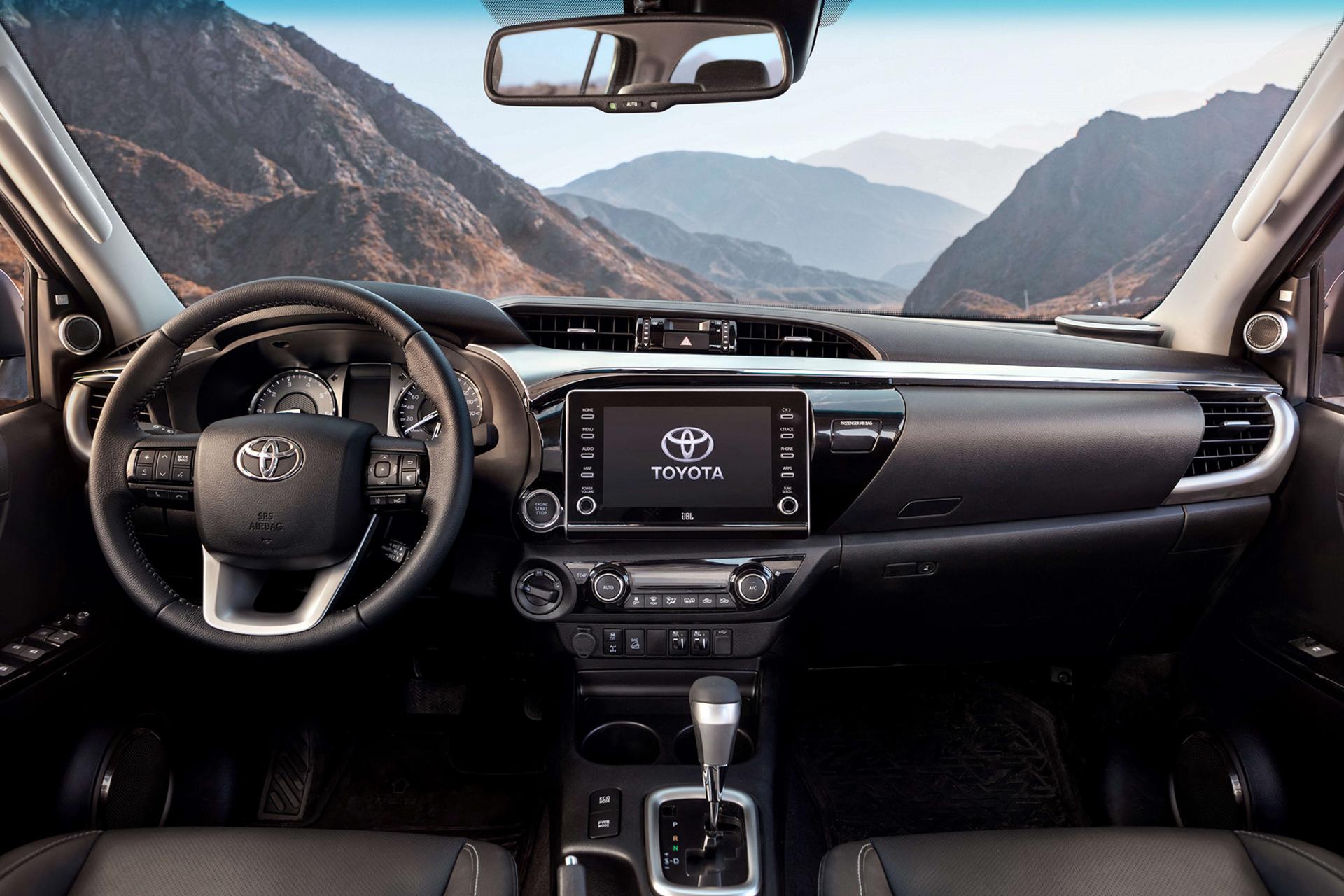 خودرو تویوتا هایلوکس Toyota Hilux SR5 2024 نمای داخل پشت فرمان