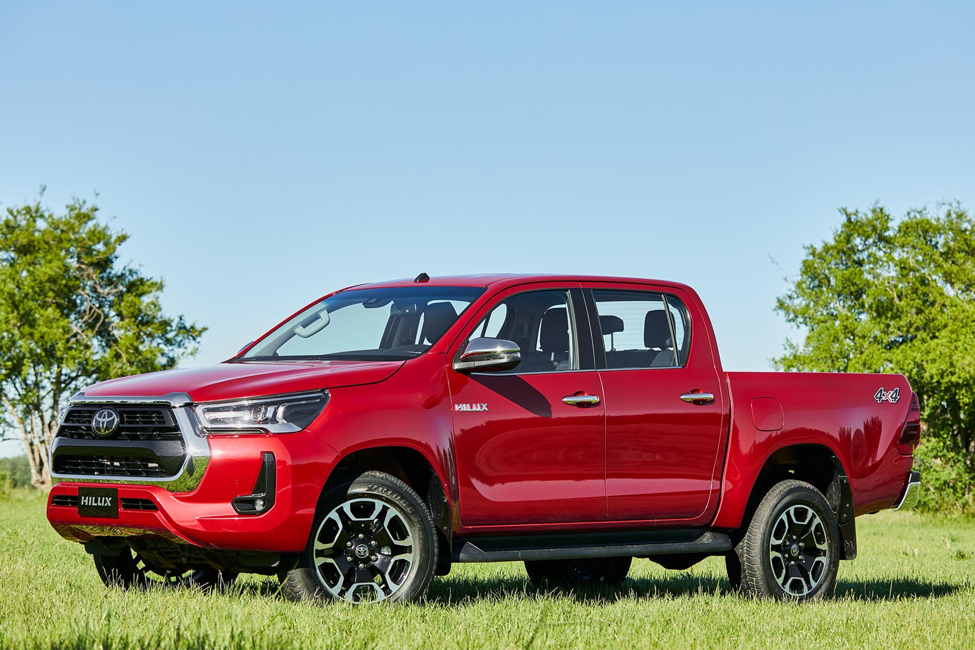 خودرو تویوتا هایلوکس Toyota Hilux SR5 2024 نمای جانبی