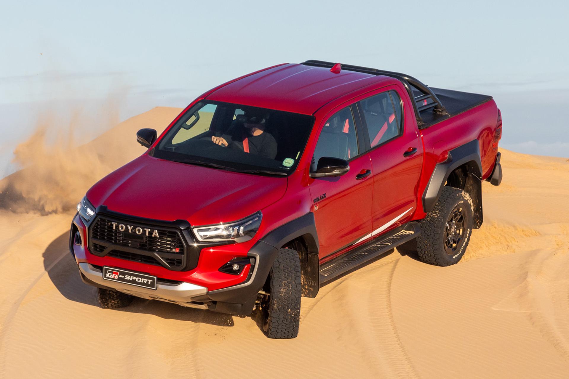 خودرو تویوتا هایلوکس Toyota Hilux GRS 2024 نمای جلو و سقف