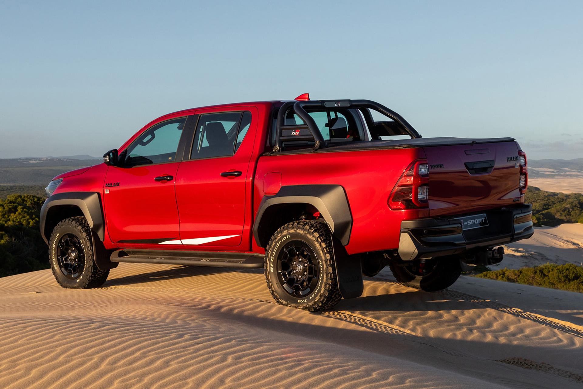خودرو تویوتا هایلوکس Toyota Hilux GRS 2024 نمای جانبی و پشت