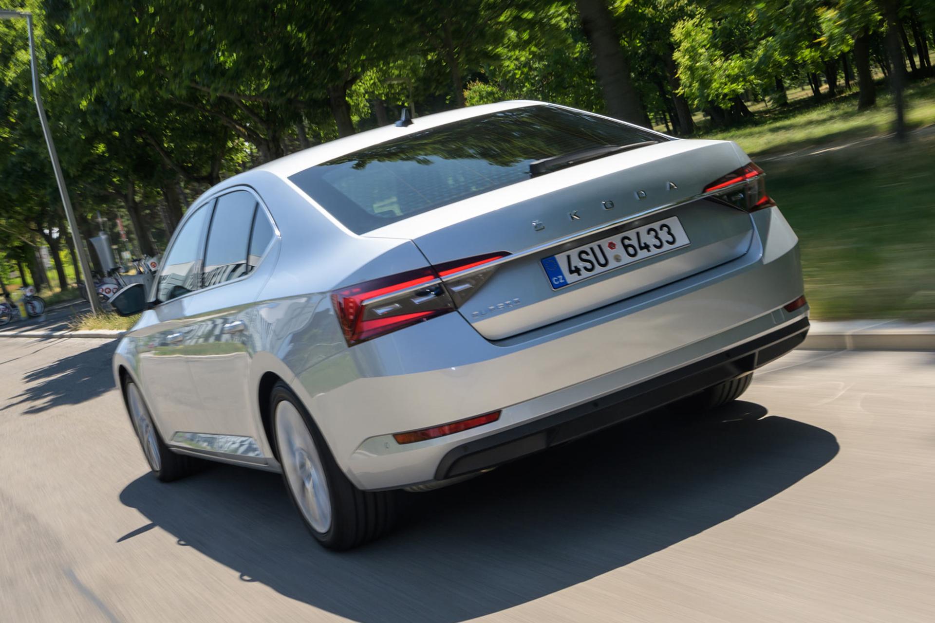 خودرو اشکودا سوپرب Skoda Superb 2023 نمای پشت