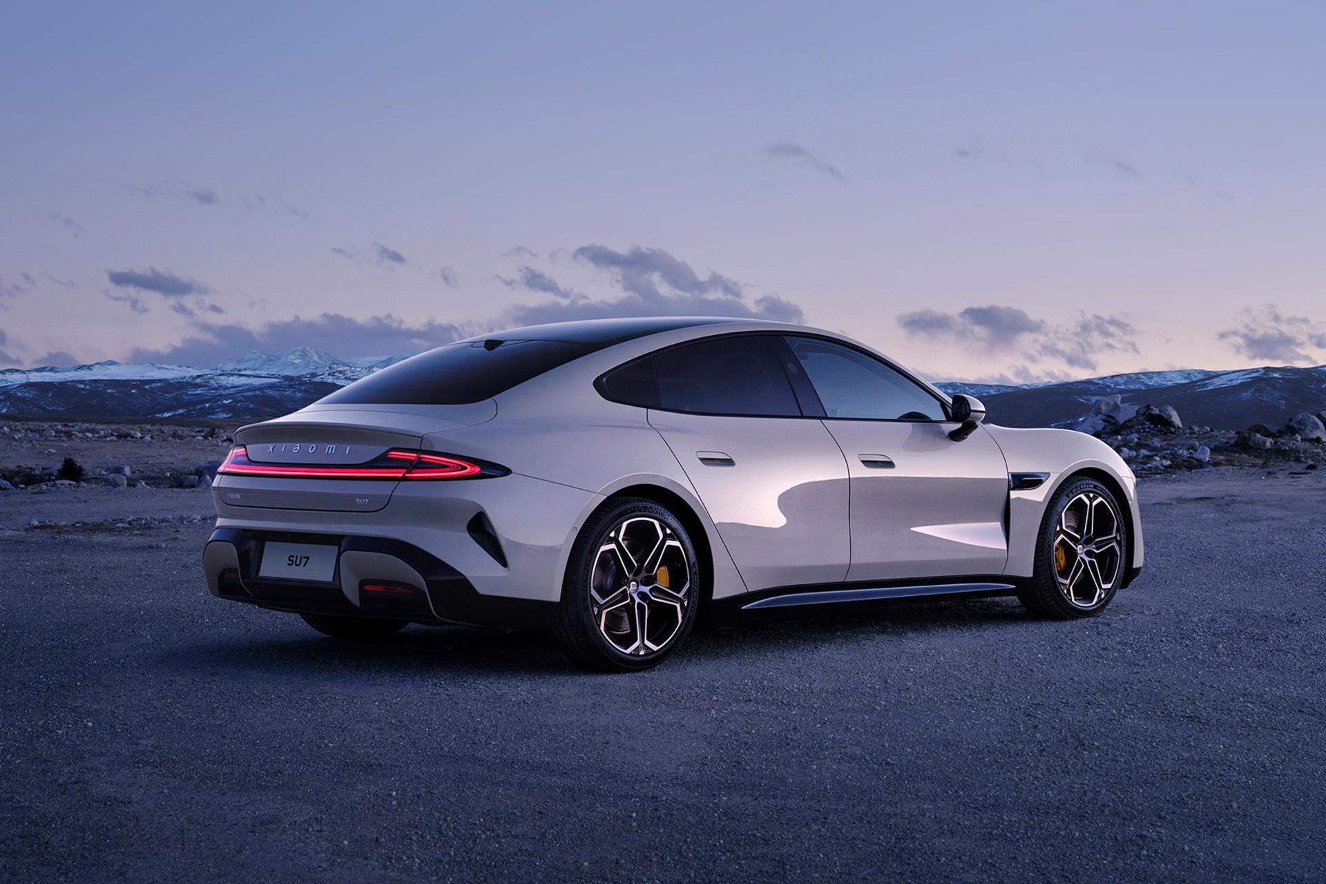 خودرو برقی شیائومی Xiaomi SU7 نمای جانبی و پشت