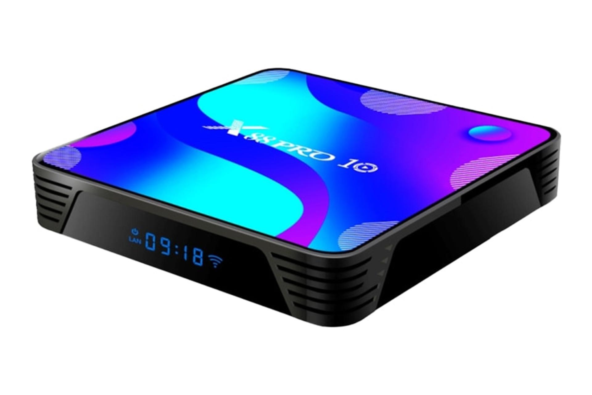 نمای نیمرخ اندروید باکس ایکس 88 PRO 10 با نمایش لوگوی پنل بالا و نمایشگر جلوی دستگاه