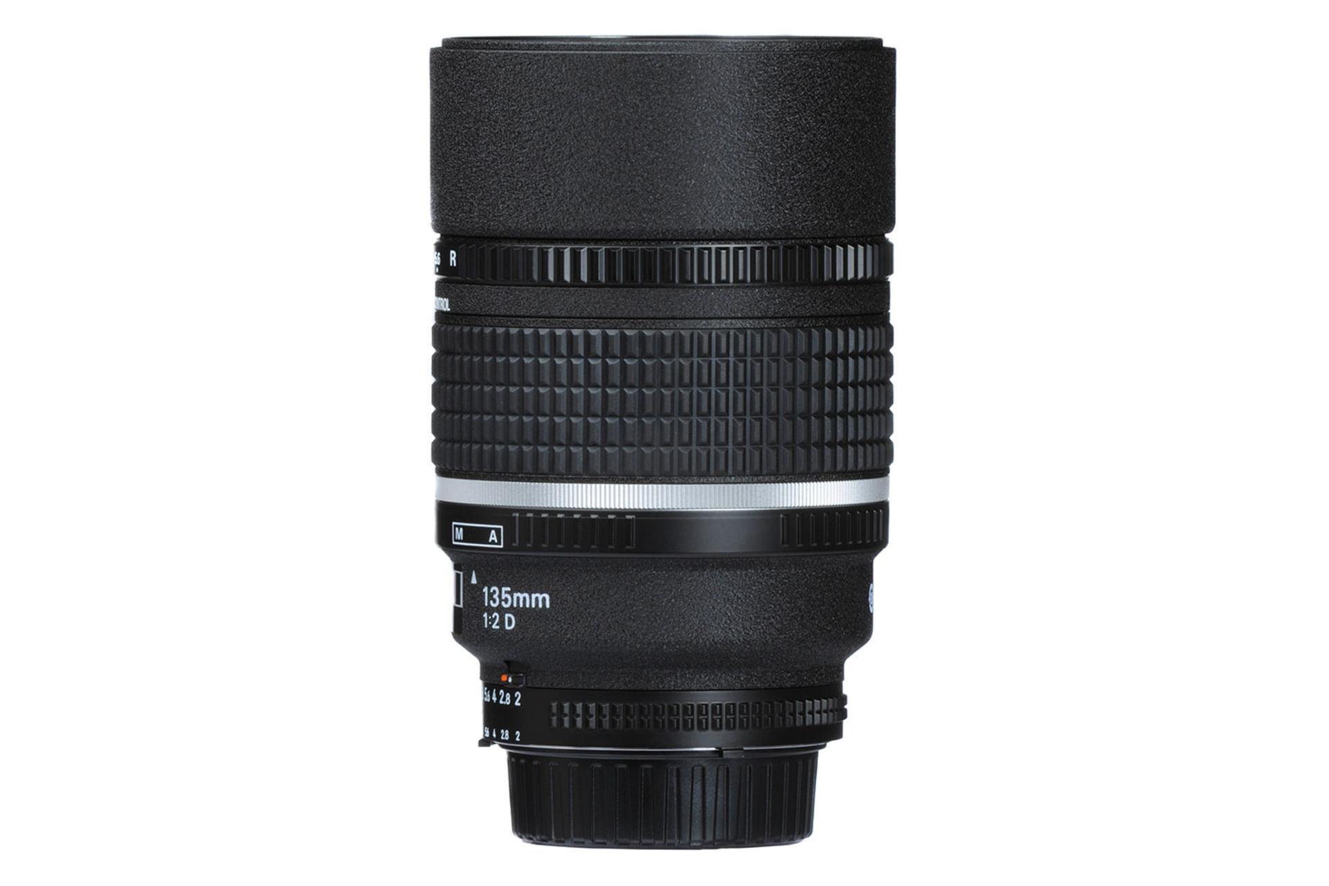 لنز نیکون Nikon AF Nikkor 135mm f/2D DC نمای جانبی ایستاده