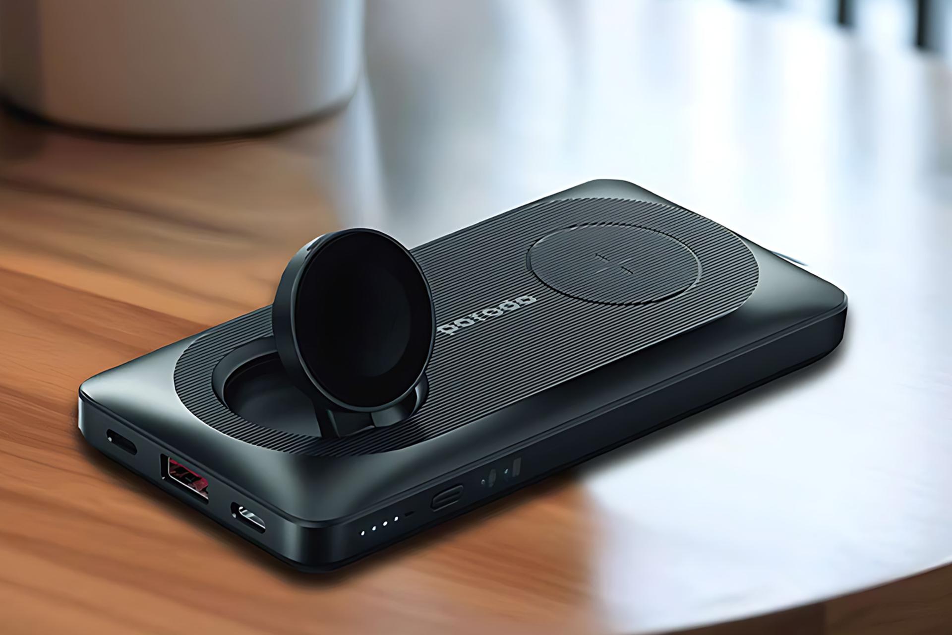 نمای کناری پاور بانک پرودو Porodo Magsafe PD-PBFCH021-BK 10000mAh روی میز