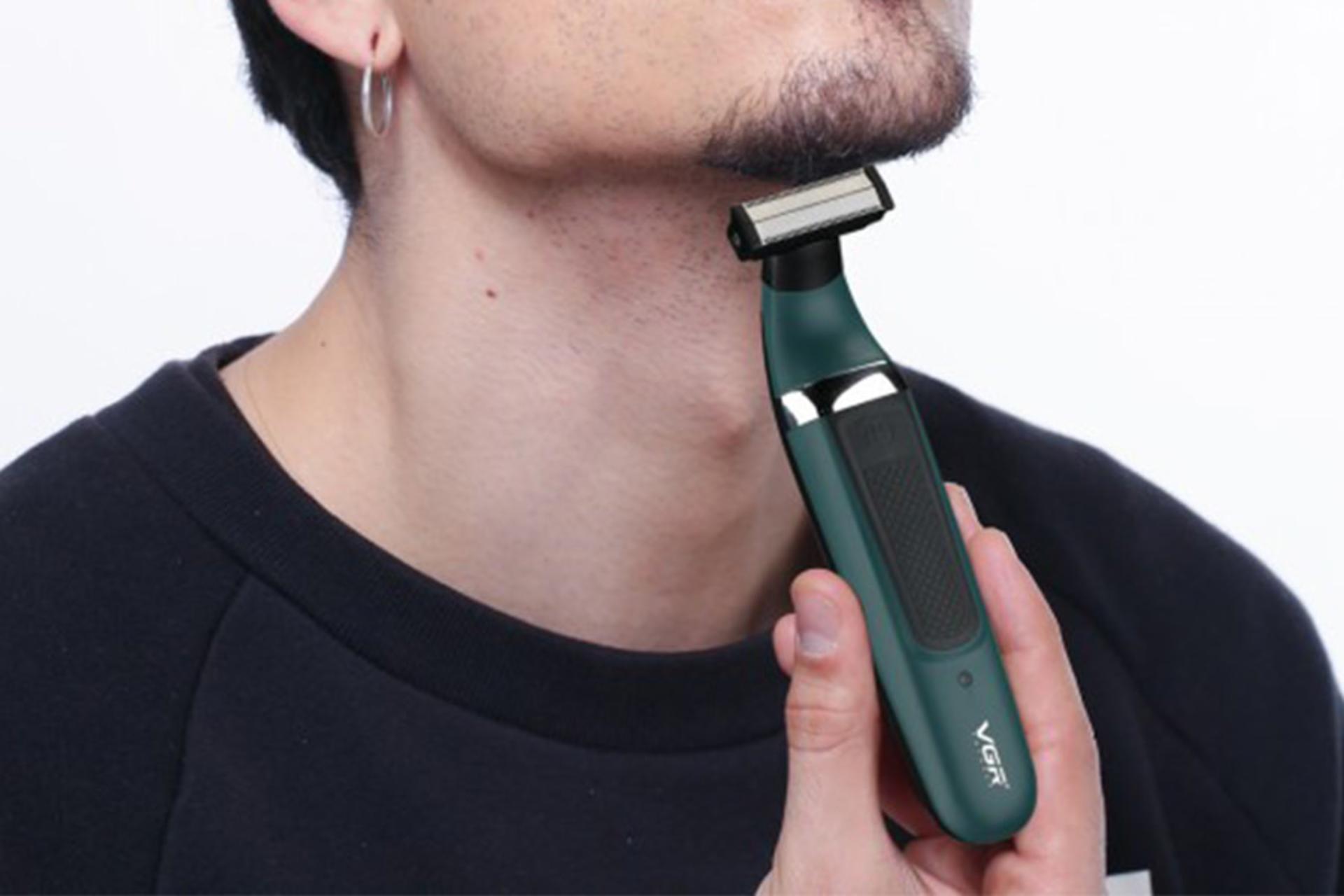 ماشین اصلاح و ریش تراش وی جی آر VGR V-393 در دست و در حال اصلاح ریش