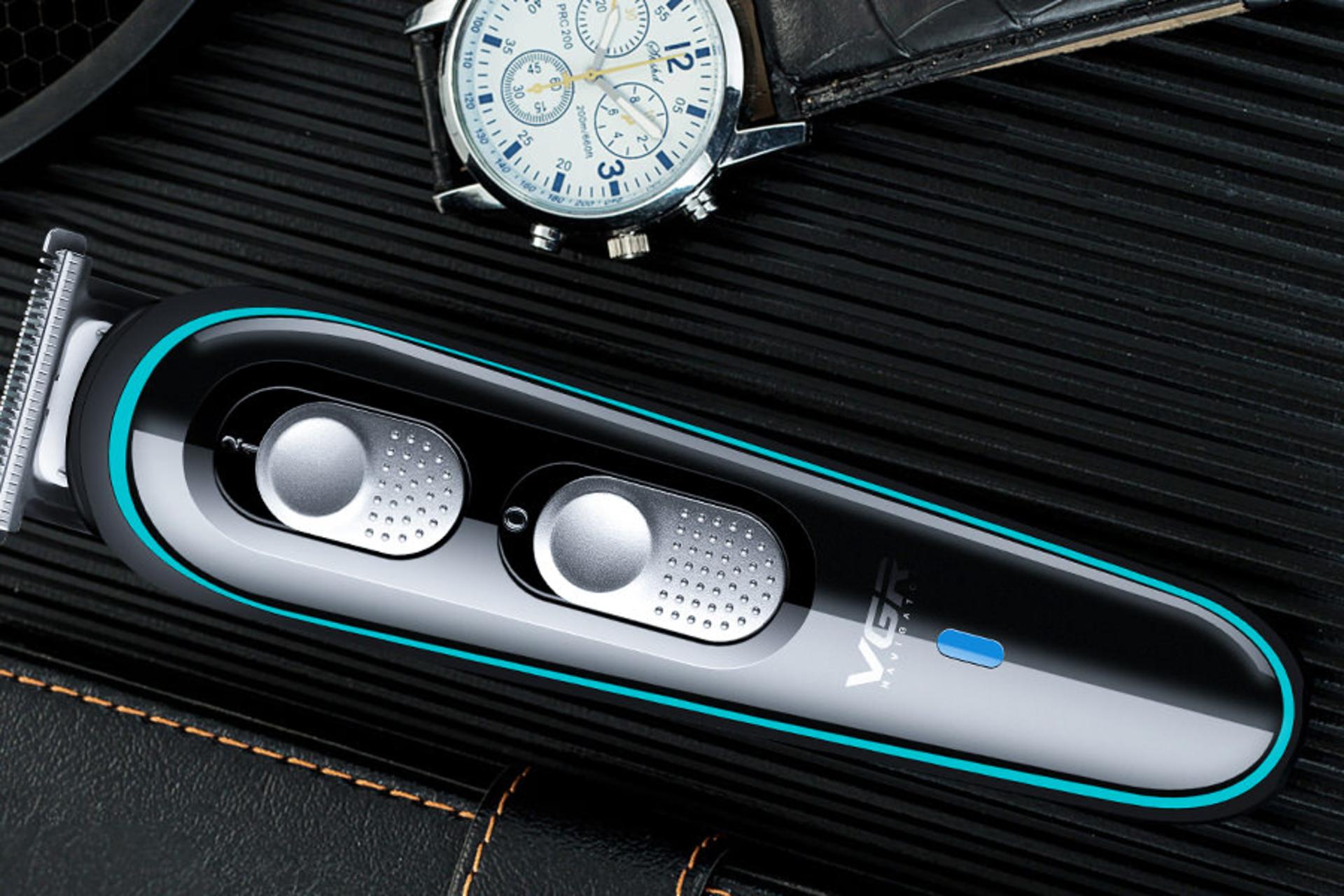 ماشین اصلاح و ریش تراش وی جی آر VGR V-055 رنگ مشکی روی میز