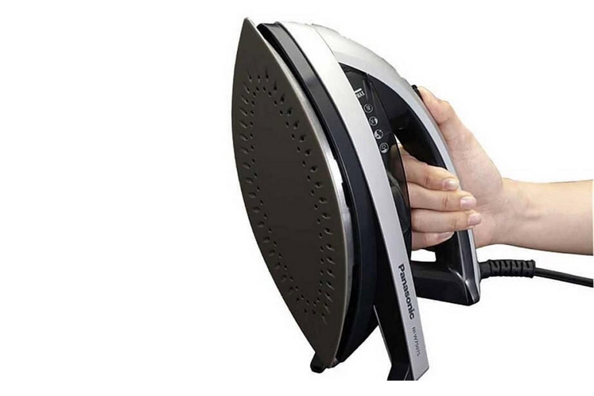 اتو بخار پاناسونیک Panasonic NI-JW670 نمای در دست رنگ نقره ای