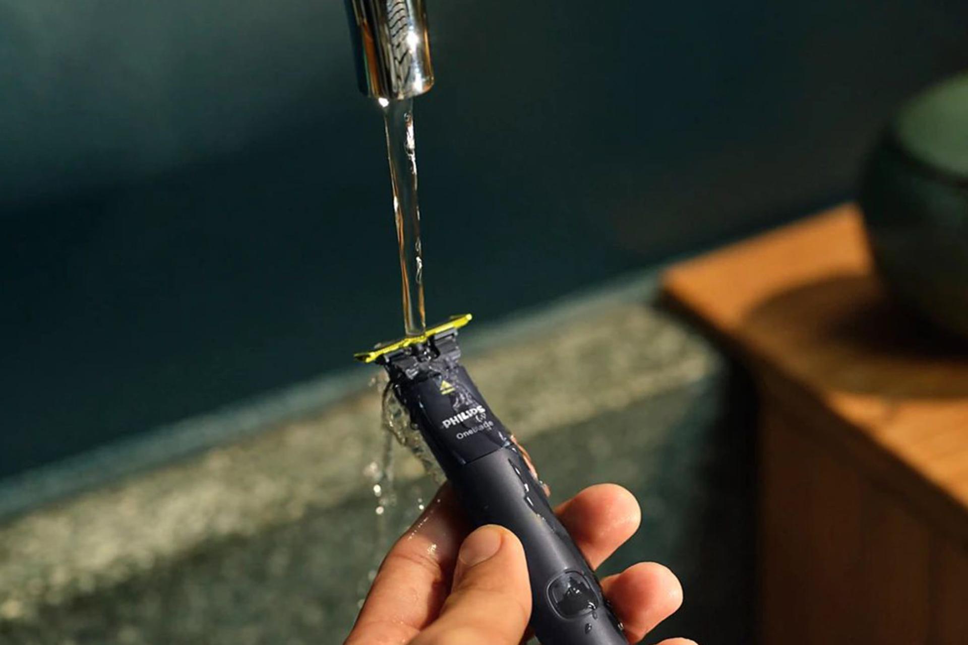 ماشین اصلاح و ریش تراش فیلیپس Philips OneBlade QP1424 در حال شستن سری با آب