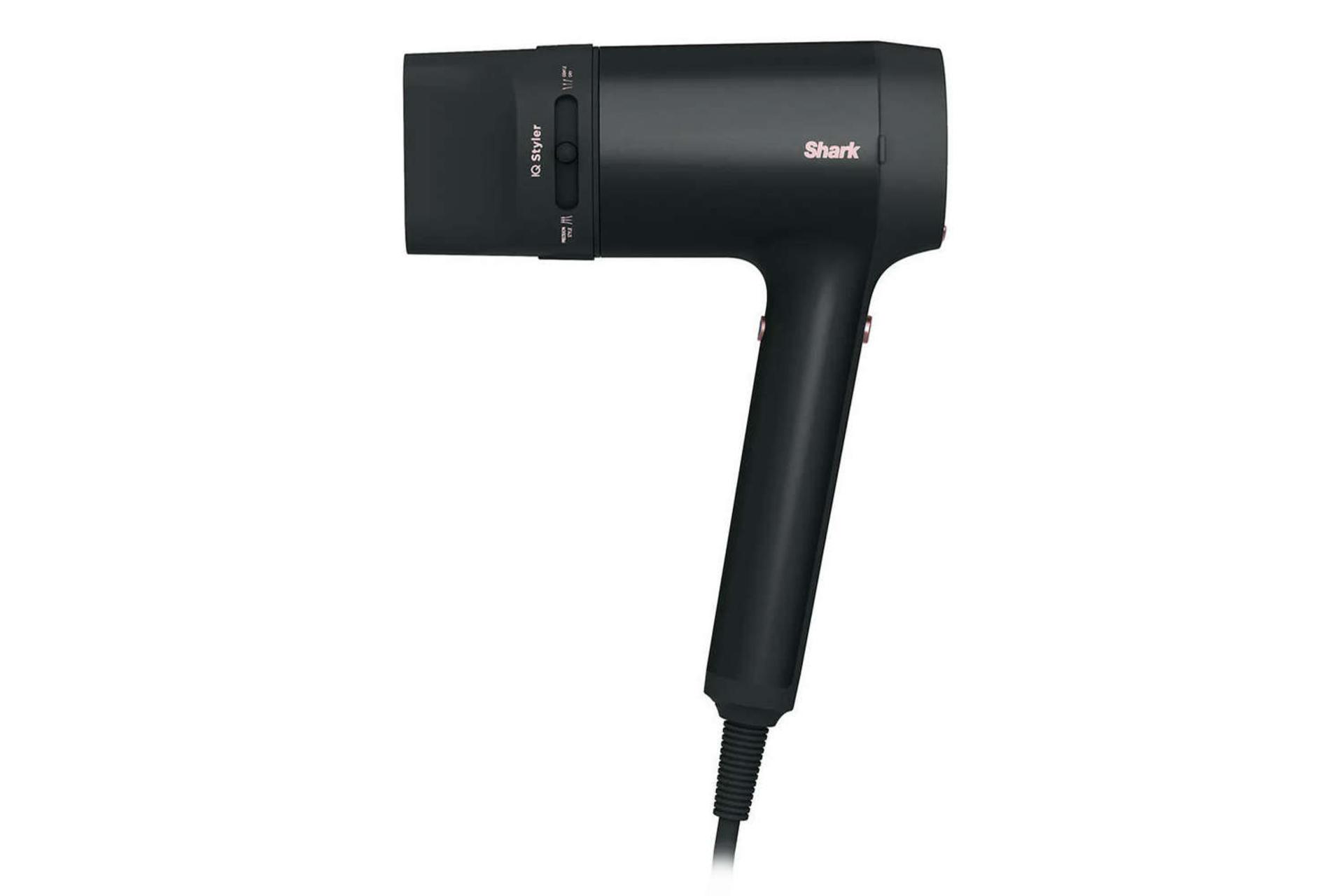 نمای سمت راست سشوار شارک HD120 به همراه سری متمرکزکننده رنگ مشکی