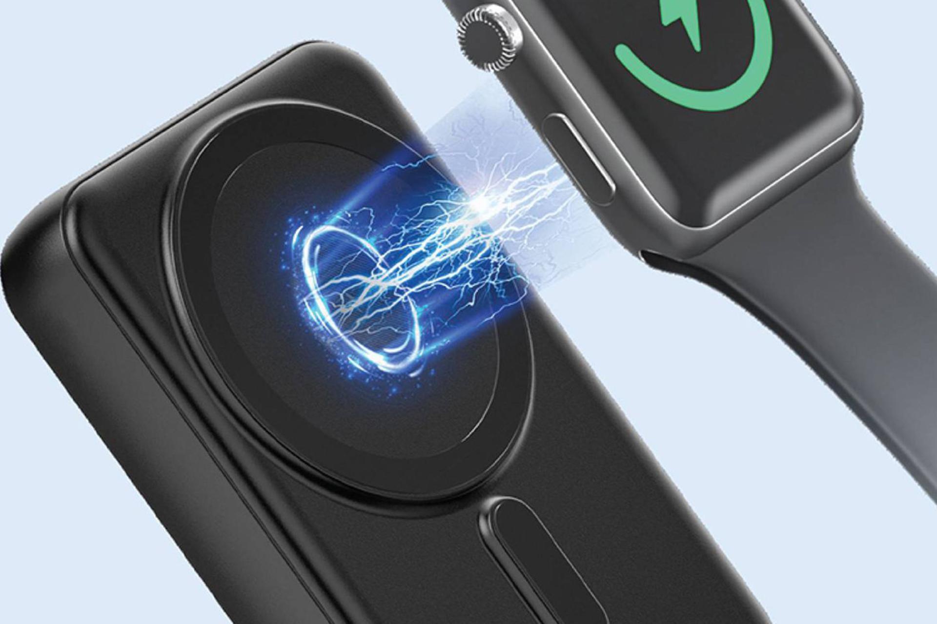 ابعاد پاور بانک گرین لیون Green Lion Prague 10000mAh در کنار ساعت هوشمند