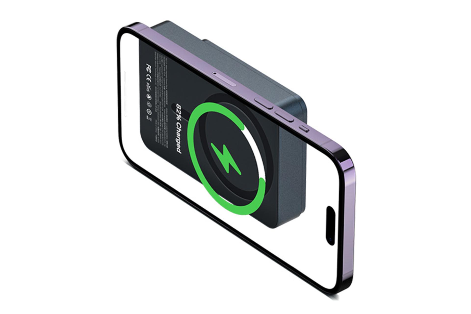 ابعاد پاور بانک رسی Recci RPB-W16 10000mAh در کنار موبایل