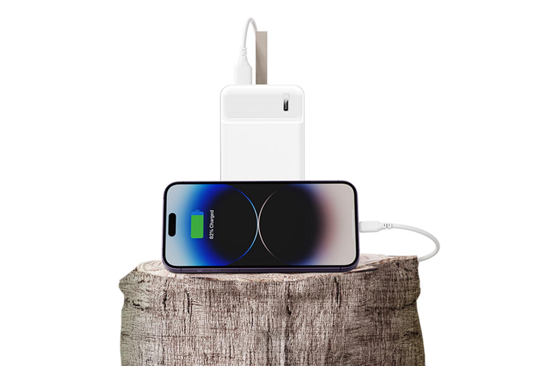 ابعاد پاور بانک رسی Recci RPB-P41 50000mAh در کنار موبایل