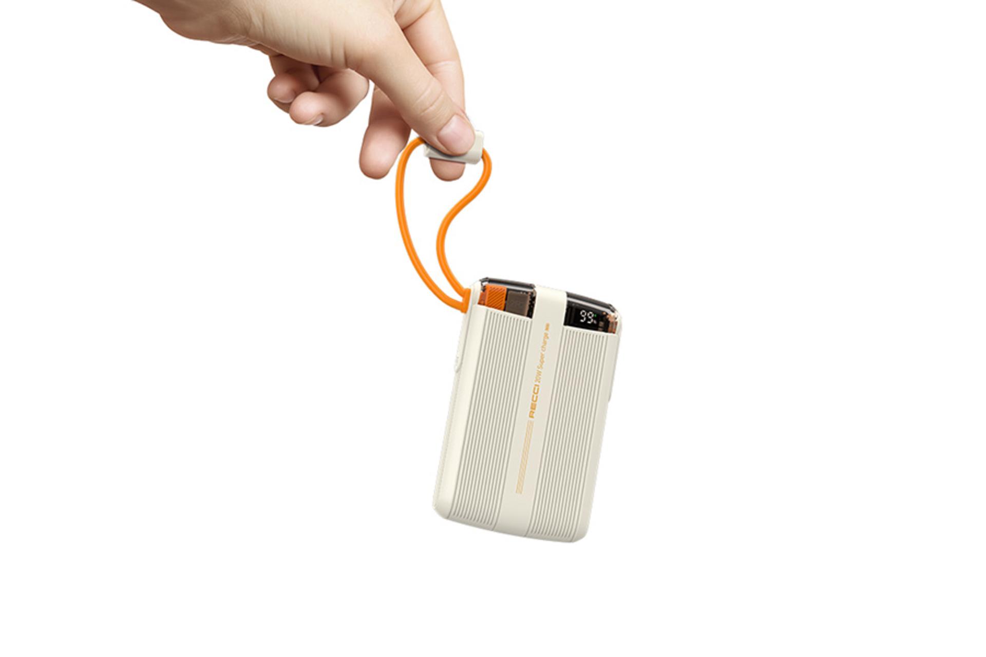 ابعاد پاور بانک رسی Recci RPB-P13 10000mAh در دست