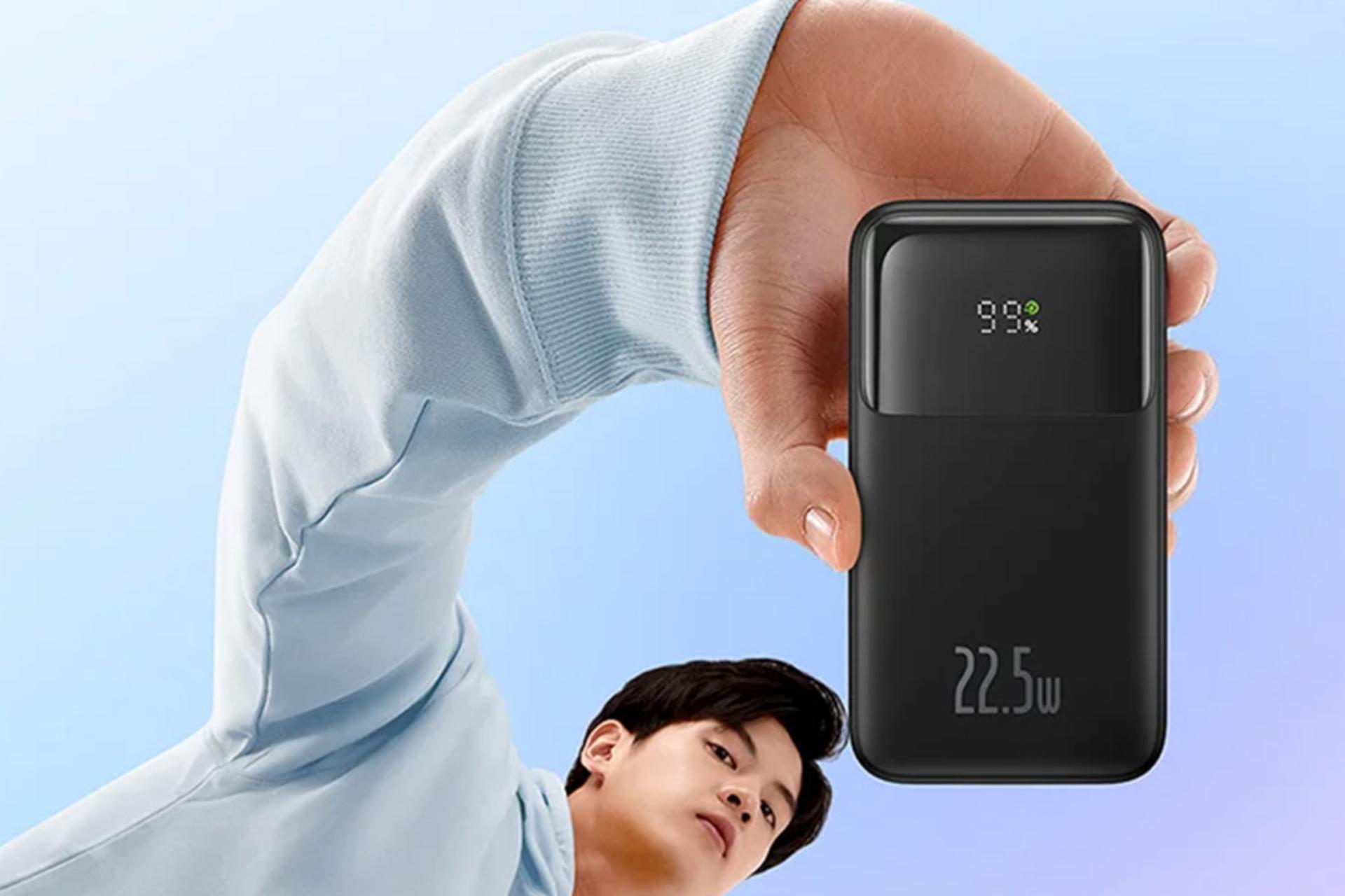 ابعاد پاور بانک باسئوس Baseus Comet 20000mAh در دست