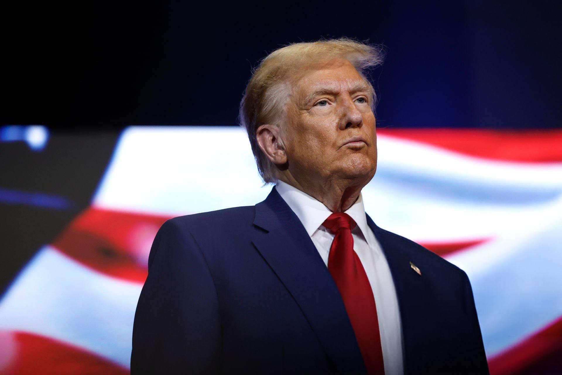 دونالد ترامپ / Donald Trump رئیس‌جمهور آمریکا دربرابر پرچم
