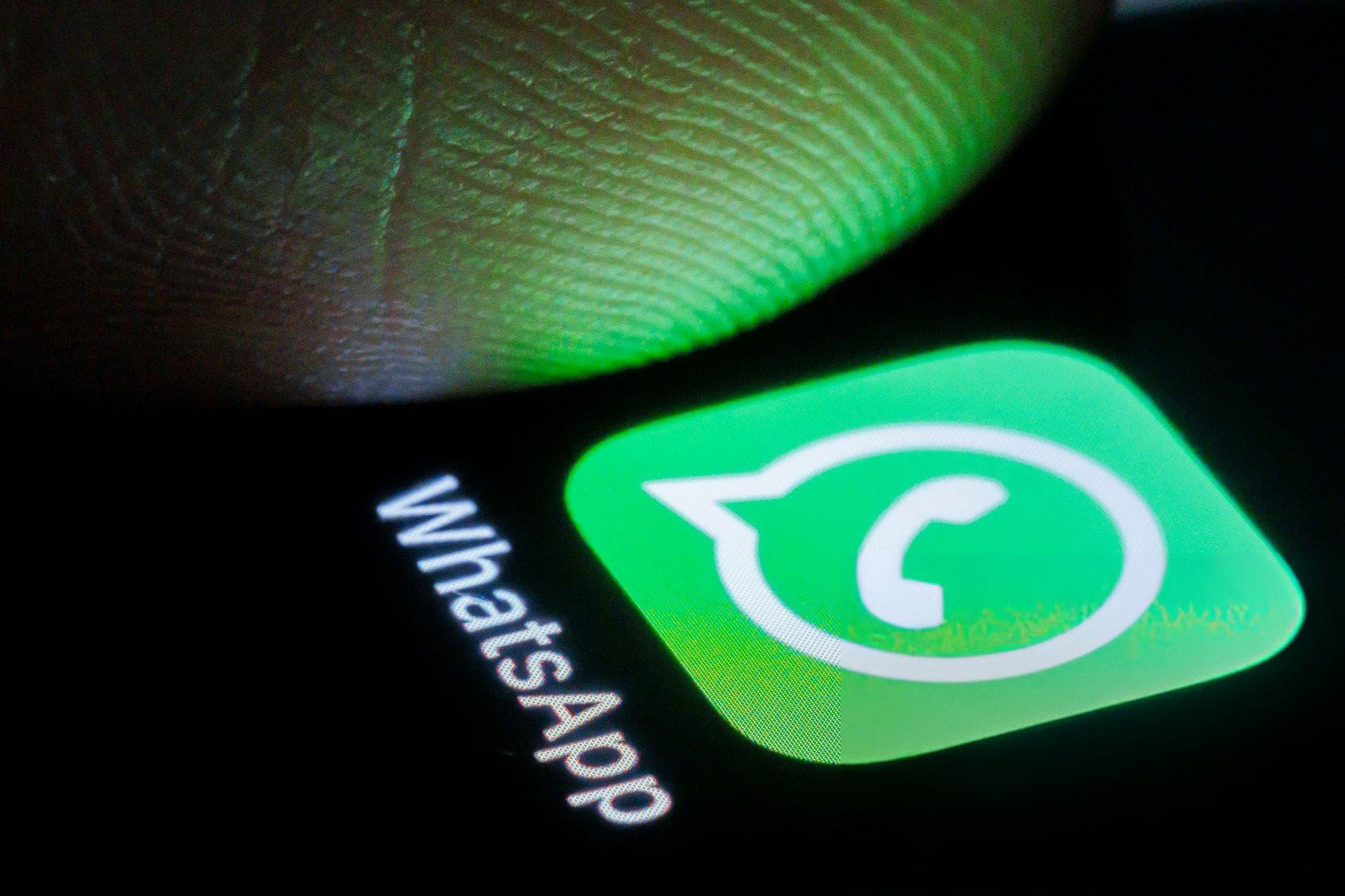 انگشت در حال لمس لوگو واتساپ / Whatsapp / واتس اپ