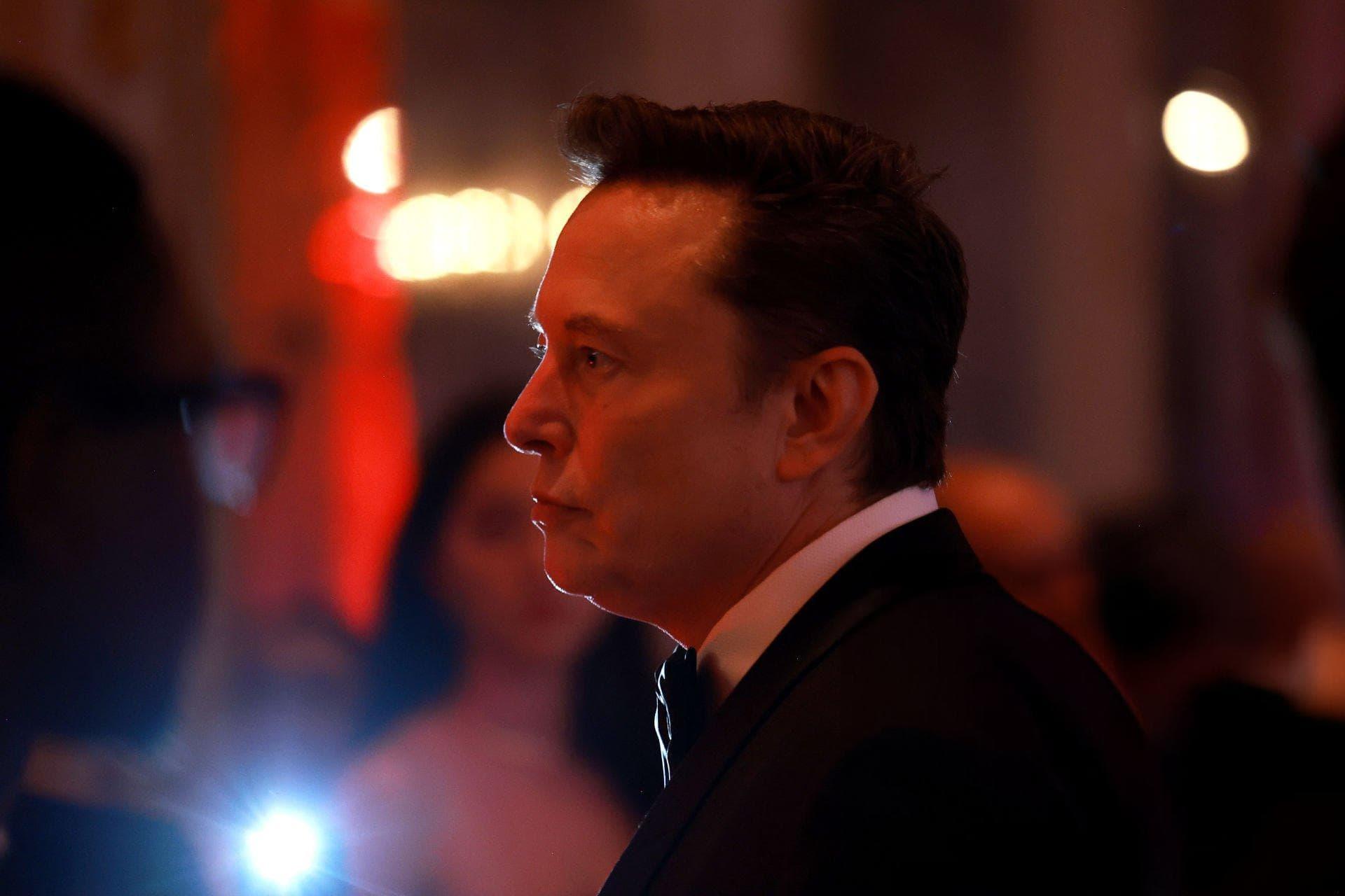 نیم رخ ایلان ماسک / Elon Musk با نور قرمز