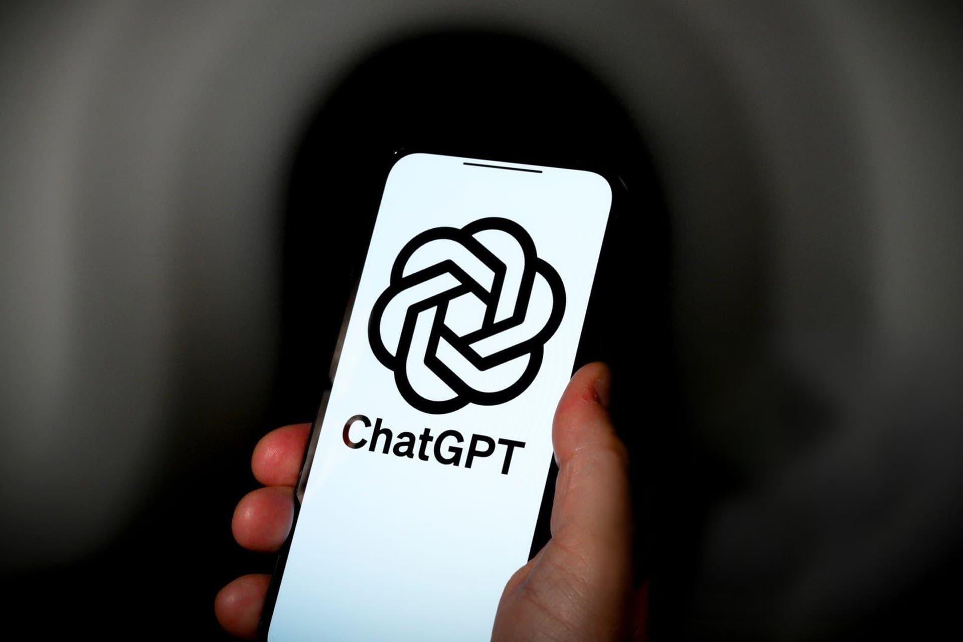 لوگو ChatGPT چت جی پی تی روی صفحه موبایل