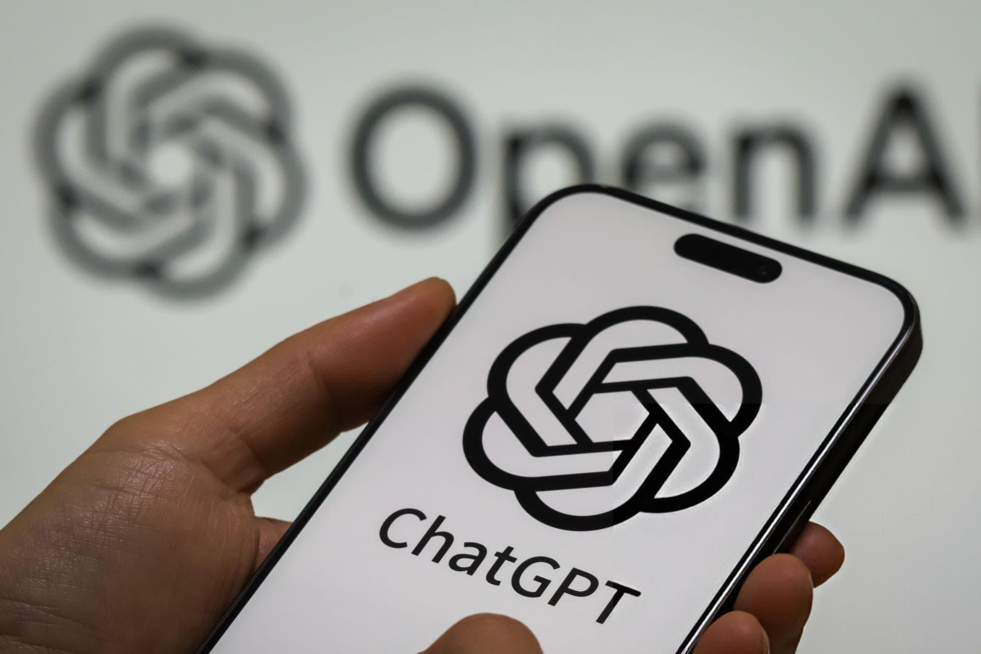 لوگو ChatGPT چت جی پی تی در دست