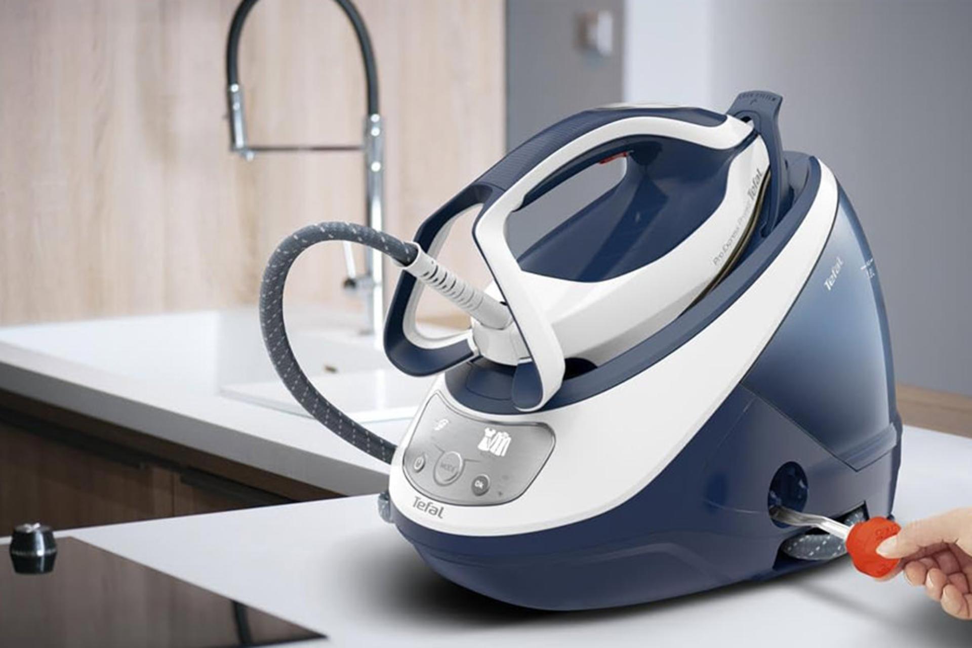 اتو بخار تفال Tefal GV9221 در حال تعویض مخزن رسوب