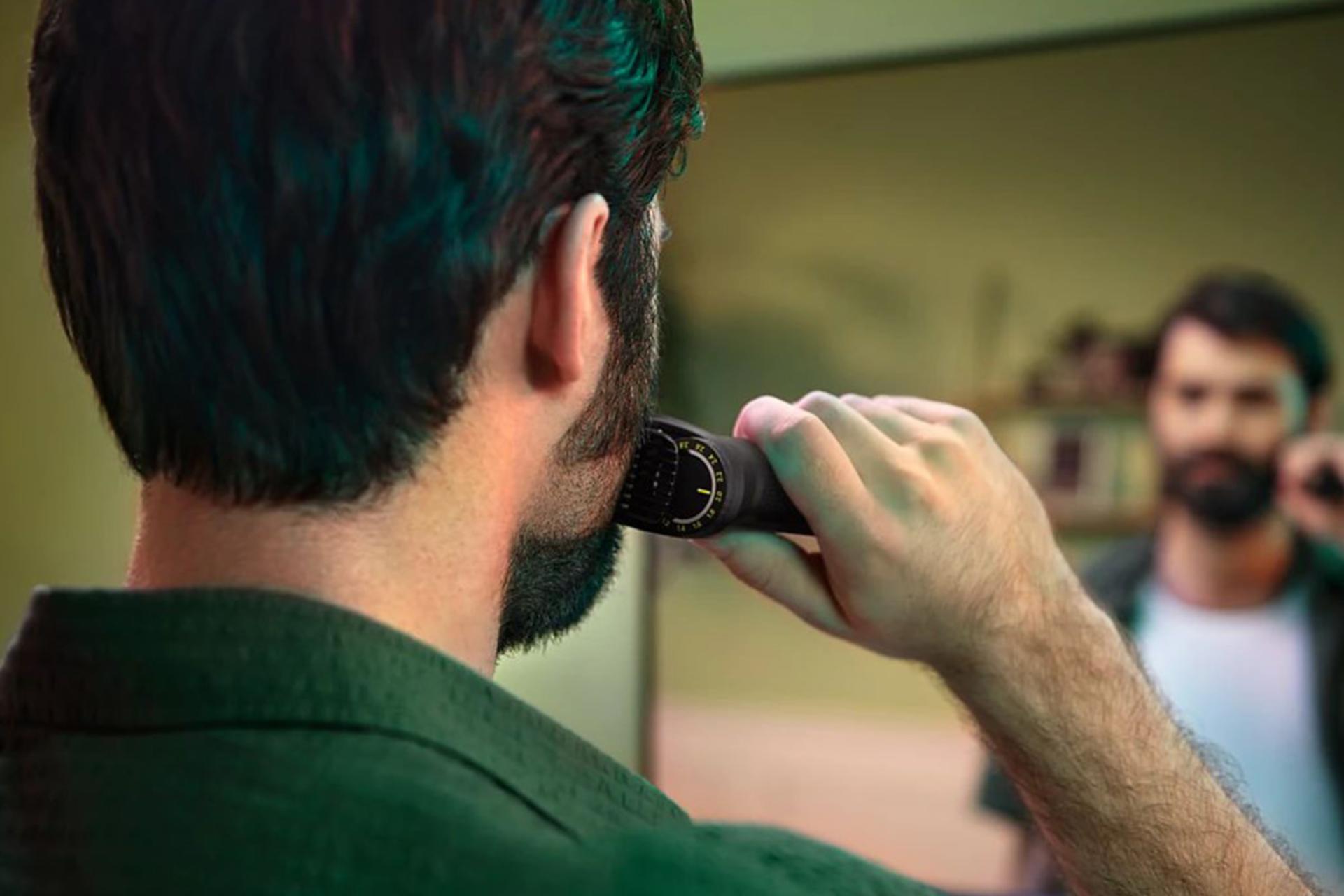 ماشین اصلاح و ریش تراش فیلیپس Philips MG7920 در حال اصلاح ریش