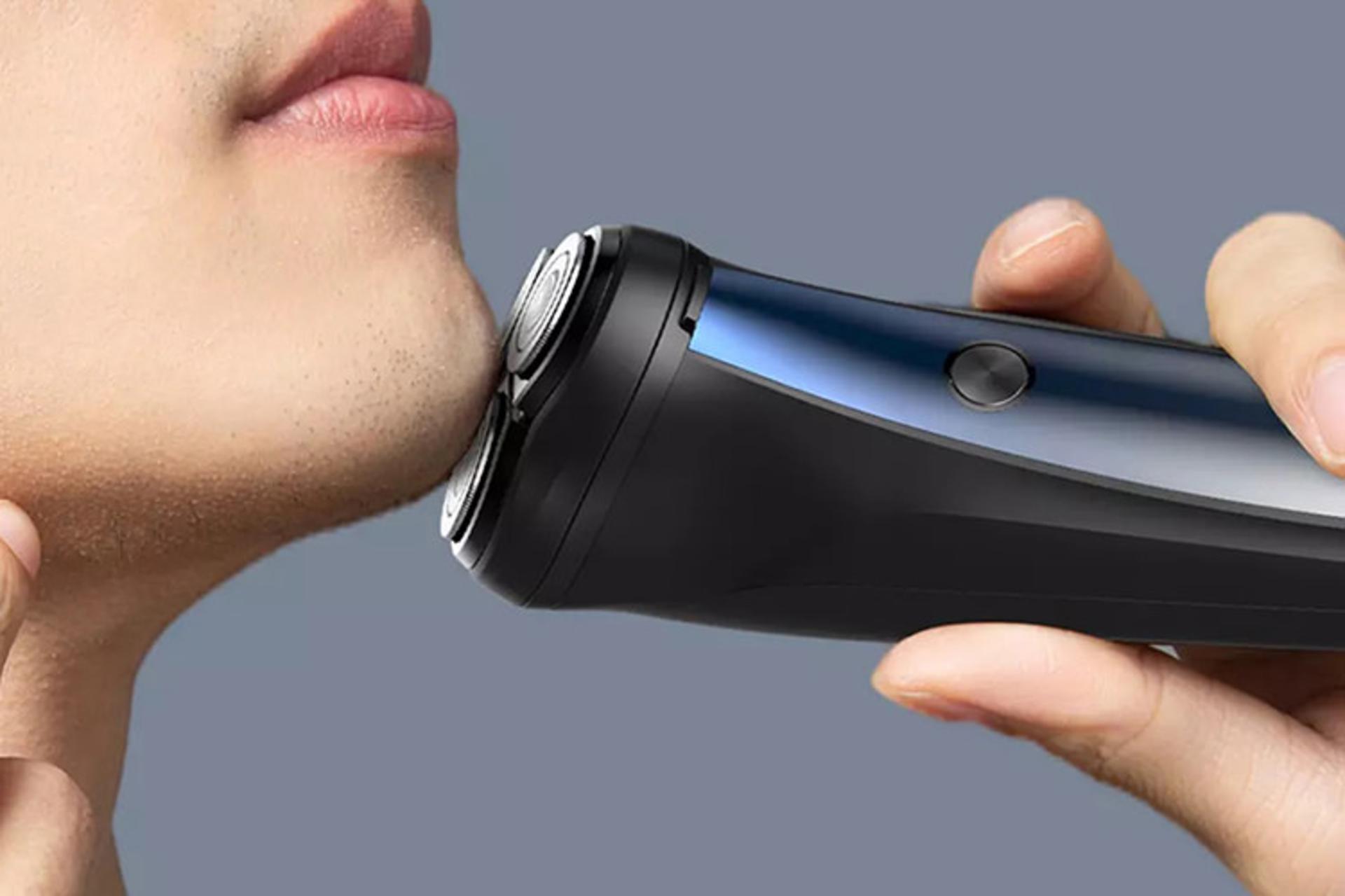 ماشین اصلاح و ریش تراش شیائومی Xiaomi MSN Mason Electric Shaver M1 نمای جانبی در دست