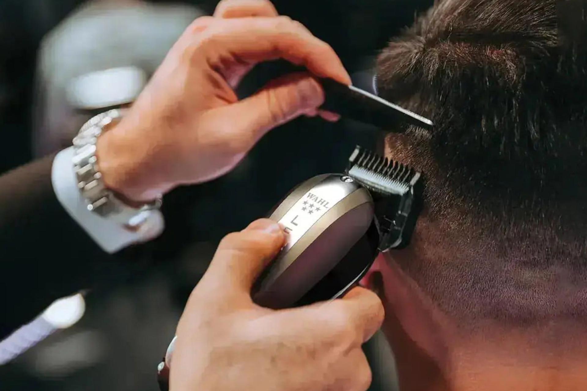 ماشین اصلاح وال Wahl 5 Star Legend Cordless در حال اصلاح موی سر