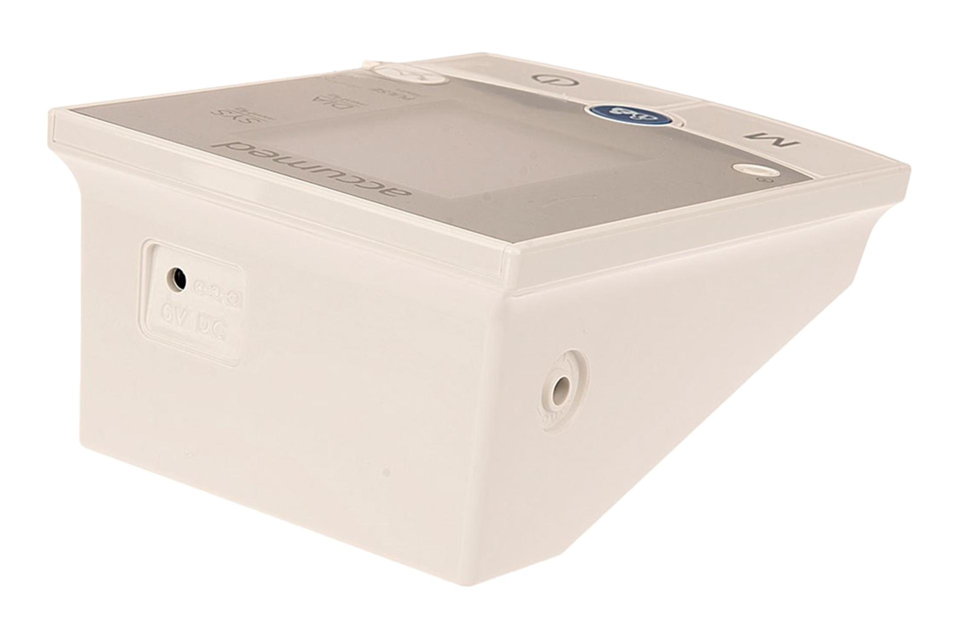 نمای نیمرخ پشت دستگاه فشار خون اکیومد AF701f با نمایش درگاه آداپتور و شلنگ هوا