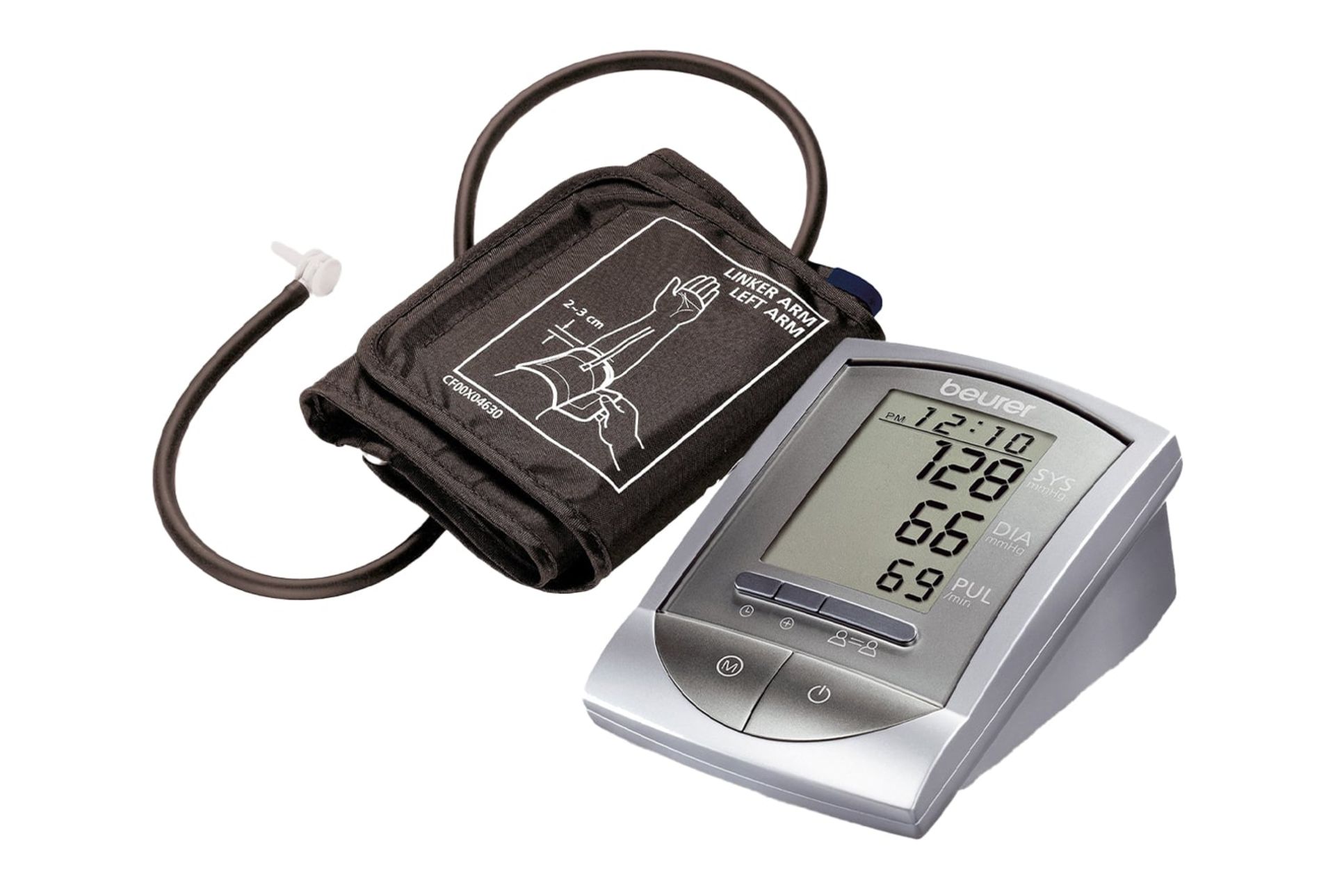 نمای کلی دستگاه فشار خون بیورر BM 16 با نمایشگر روشن و نمایش کاف و شلنگ هوا