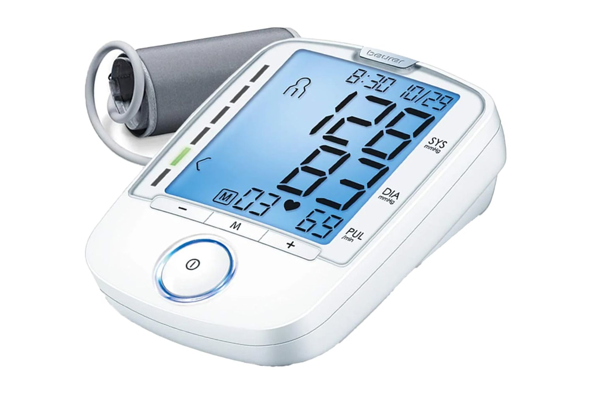 نمای کلی دستگاه فشار خون بیورر BM 47 با نمایشگر روشن و نمایش کاف و شلنگ هوا