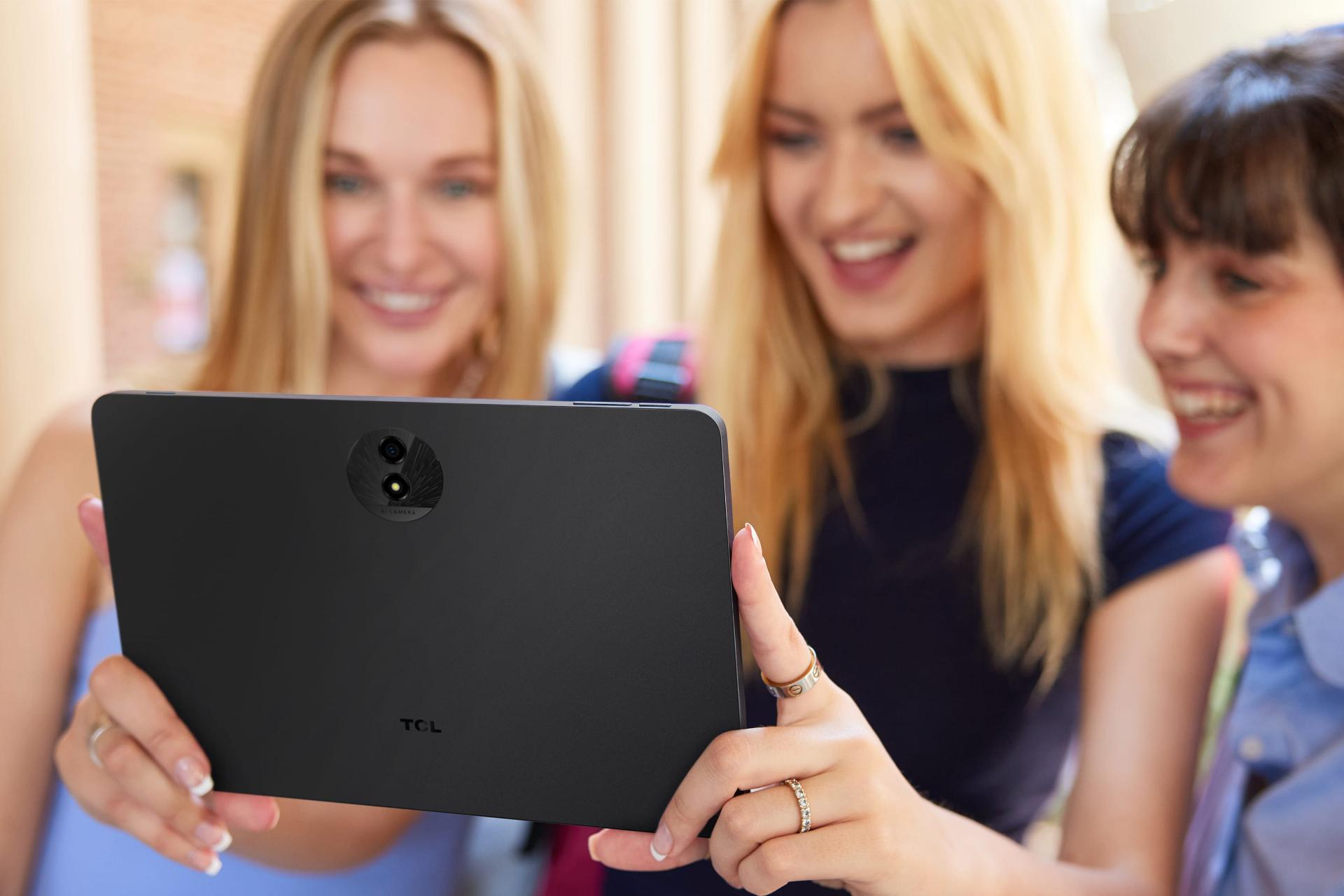 سه خانم در حال کار کردن با تبلت NXTPAPER 11 پلاس تی سی ال / TCL NXTPAPER 11 Plus و نمایش پنل پشت