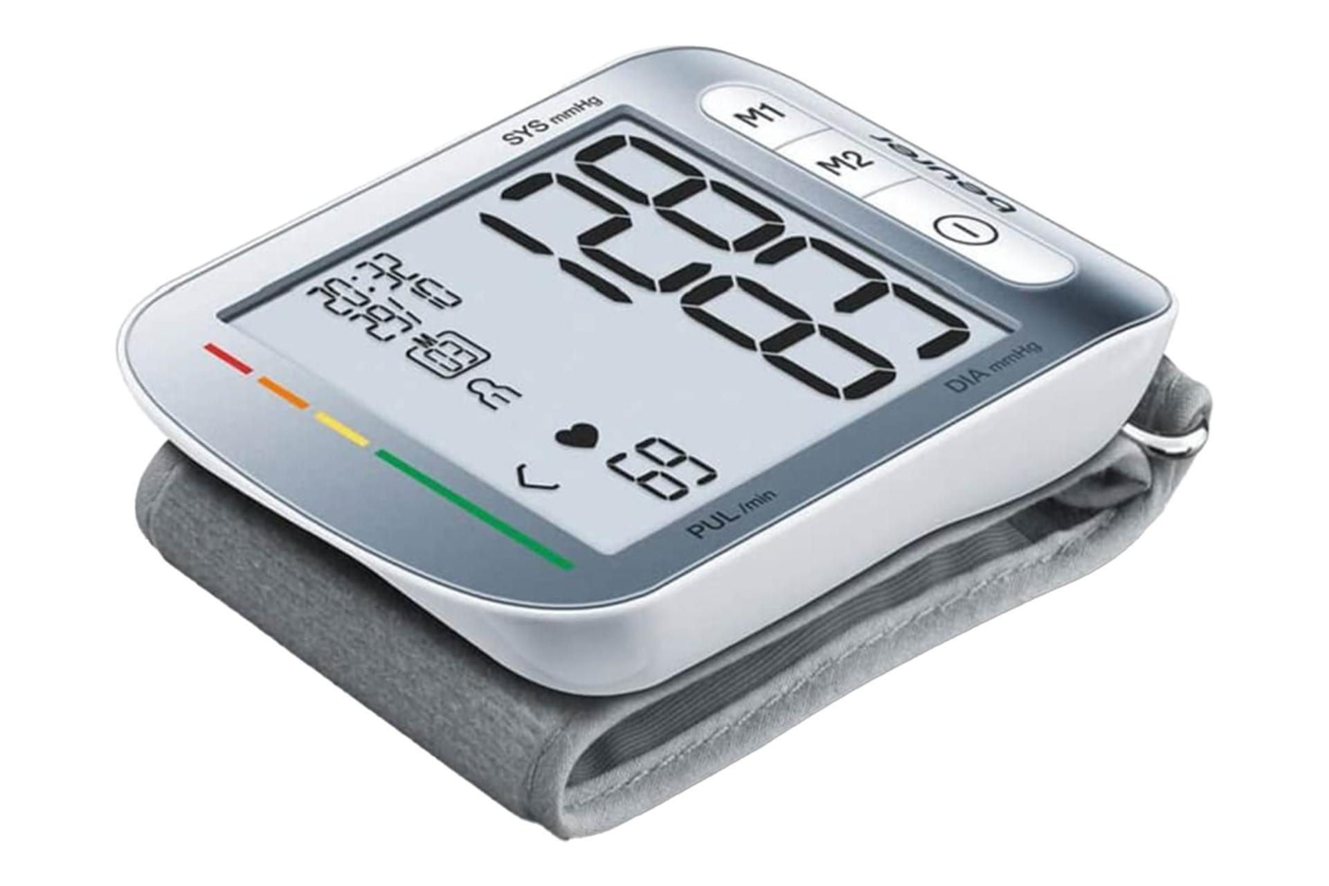 نمای نیمرخ دستگاه فشار خون بیورر BC 50 با نمایشگر روشن، نمایش کاف، لوگو و لبه سمت چپ