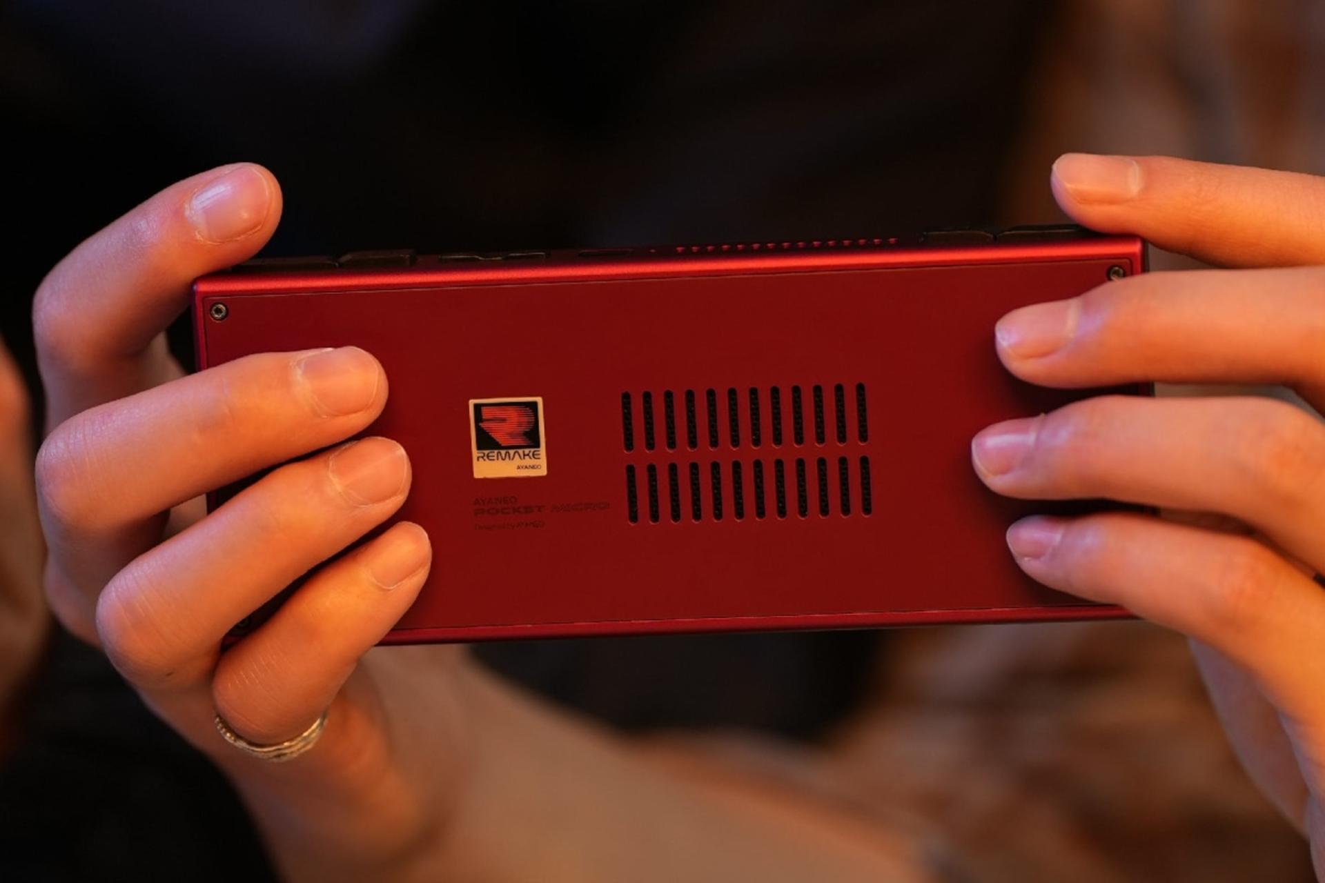 پشت کنسول بازی آیانئو AYANEO Pocket MICRO Classic طلایی