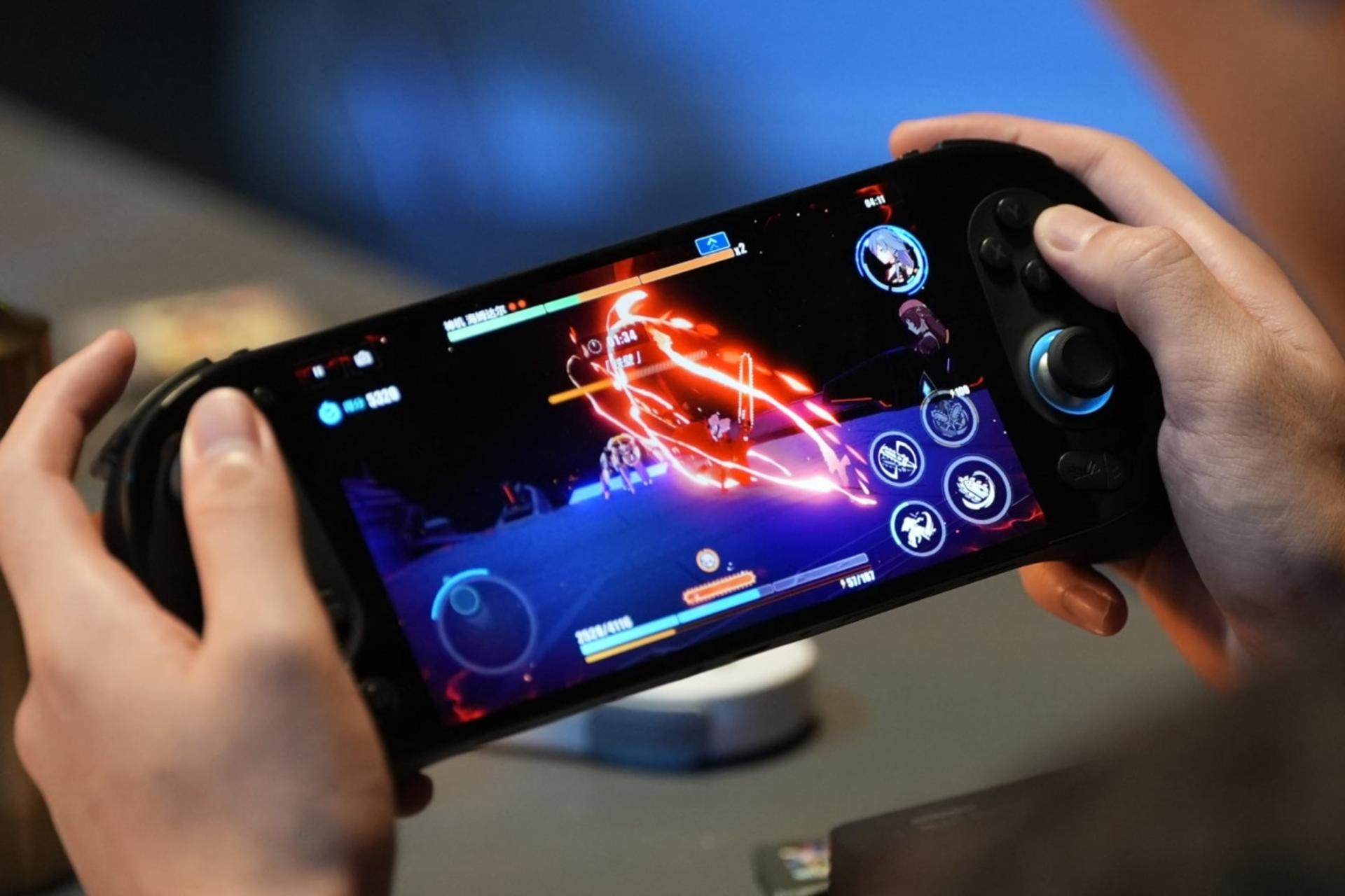 کنسول بازی آیانئو AYANEO Pocket EVO مشکی در حال بازی