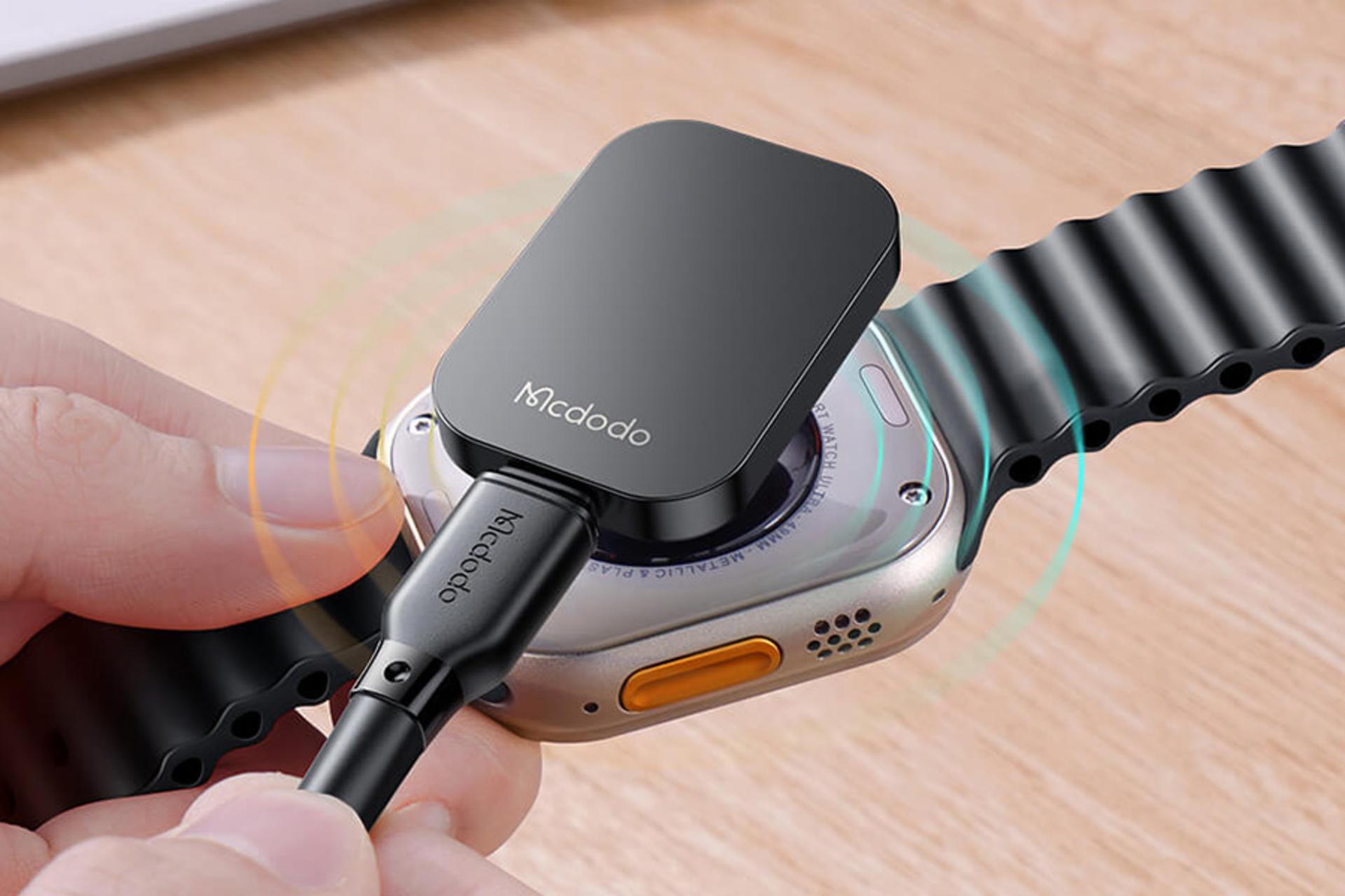 ابعاد شارژر مک دودو Mcdodo CH-2061 کنار ساعت هوشمند