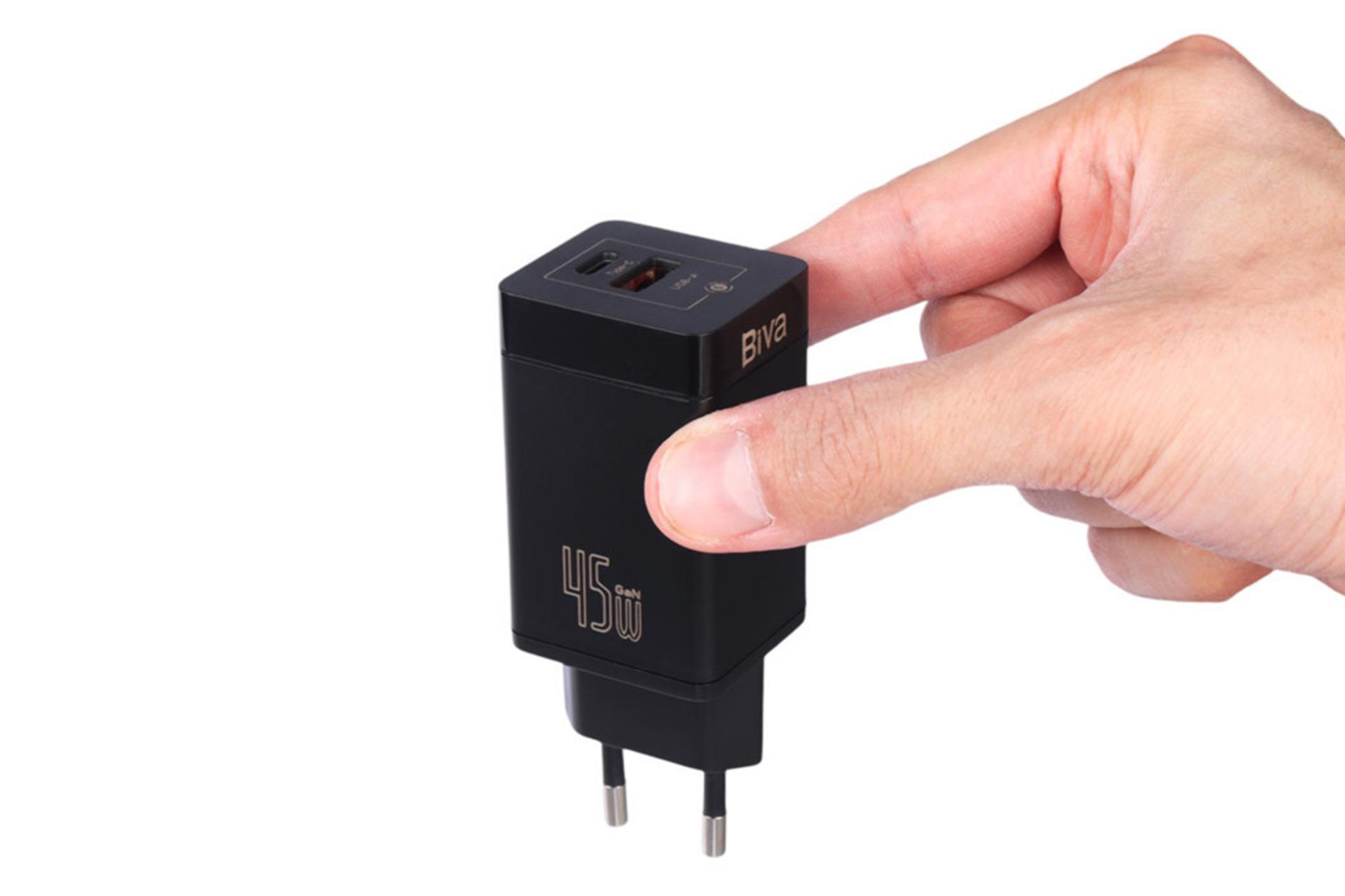 ابعاد شارژر بیوا Biva HC-15 در دست