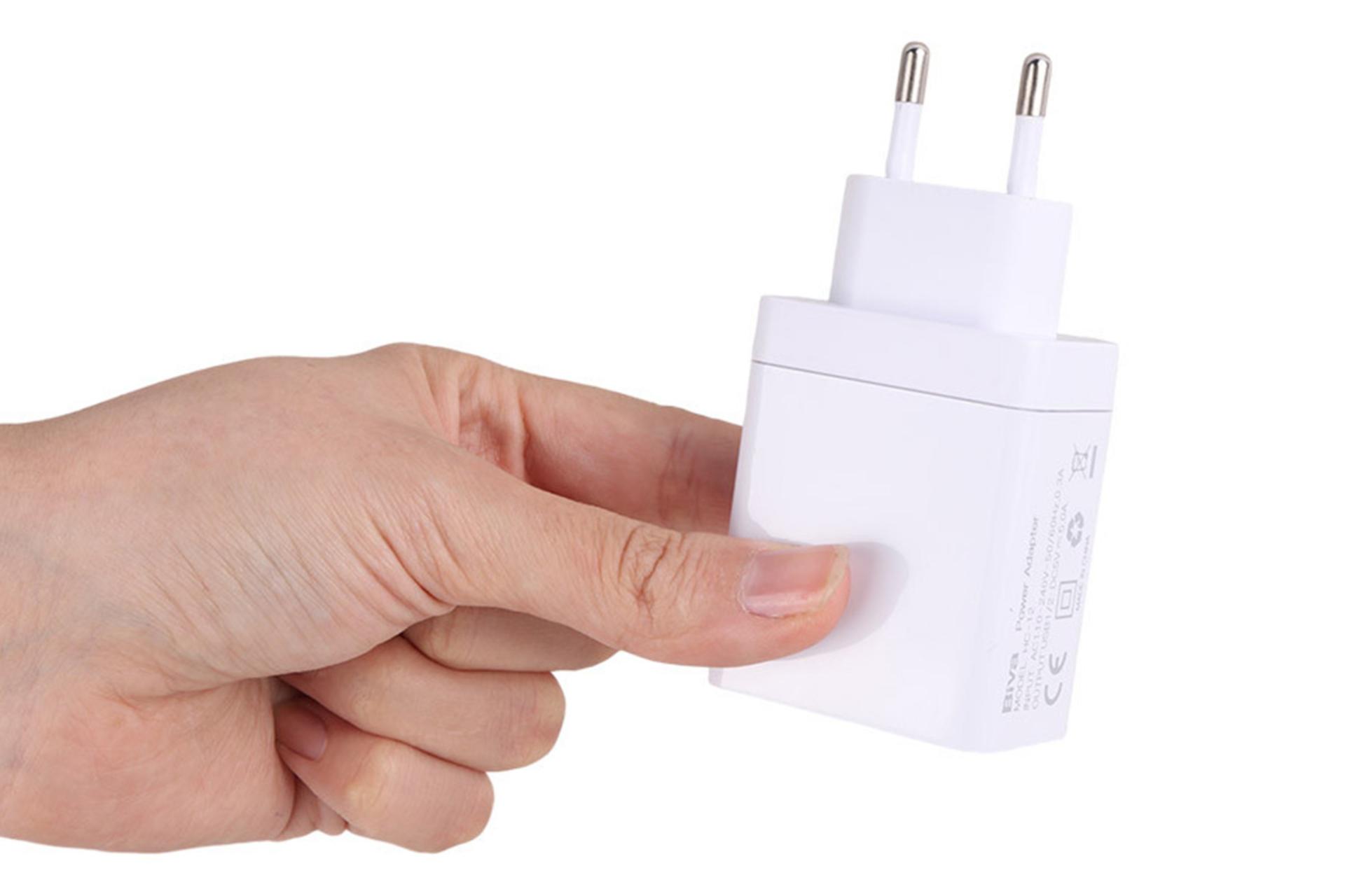 ابعاد شارژر بیوا Biva HC-12 در دست