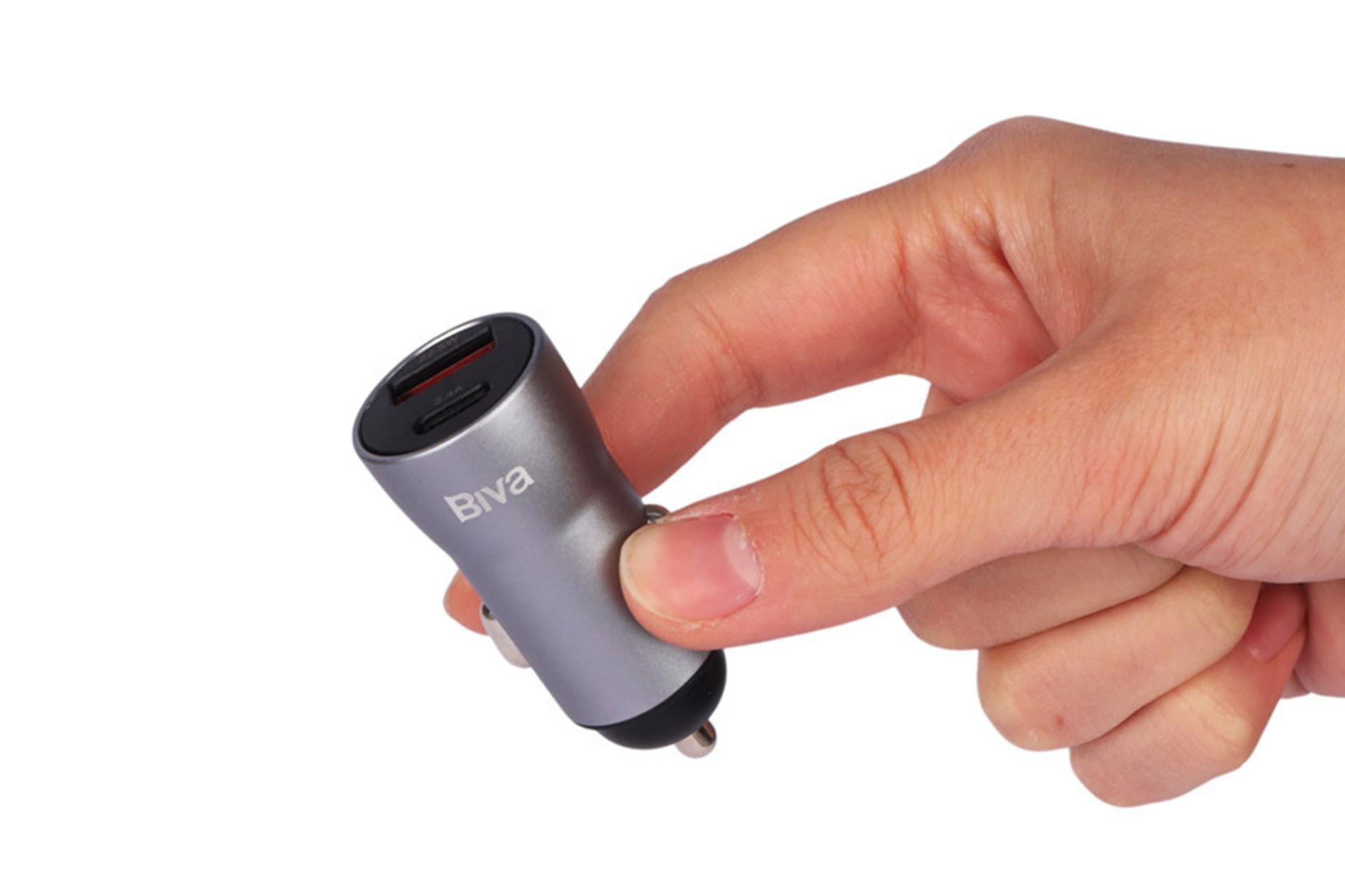 ابعاد شارژر بیوا Biva CC-18 در دست