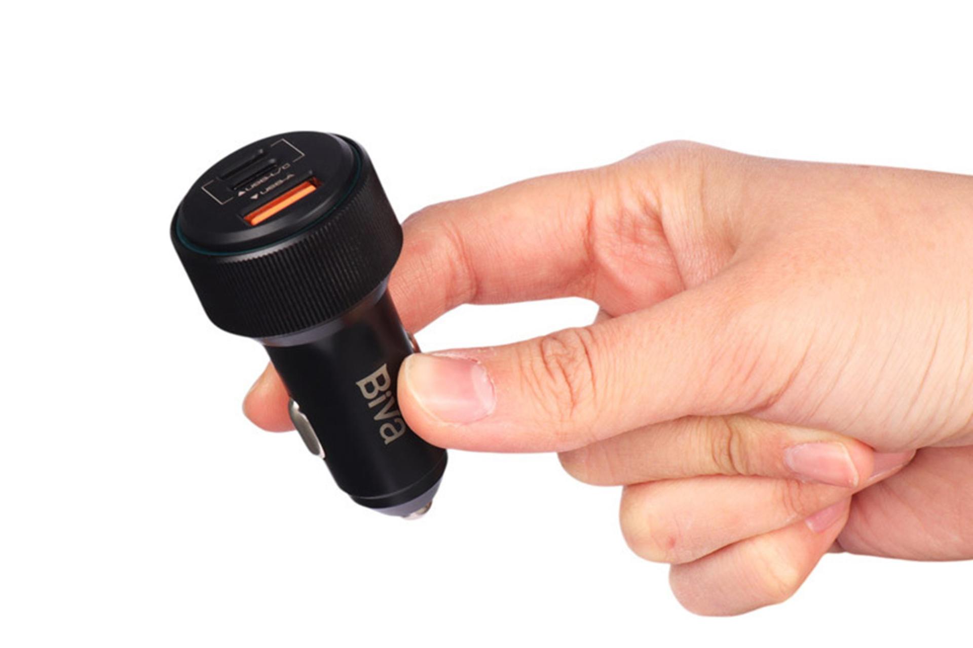 ابعاد شارژر بیوا Biva CC-27 در دست