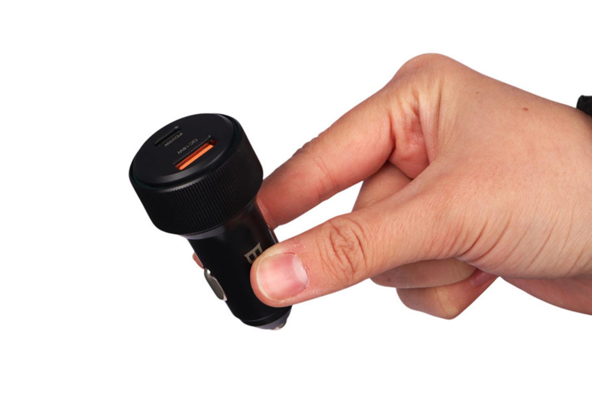 ابعاد شارژر بیوا Biva CC-25 در دست