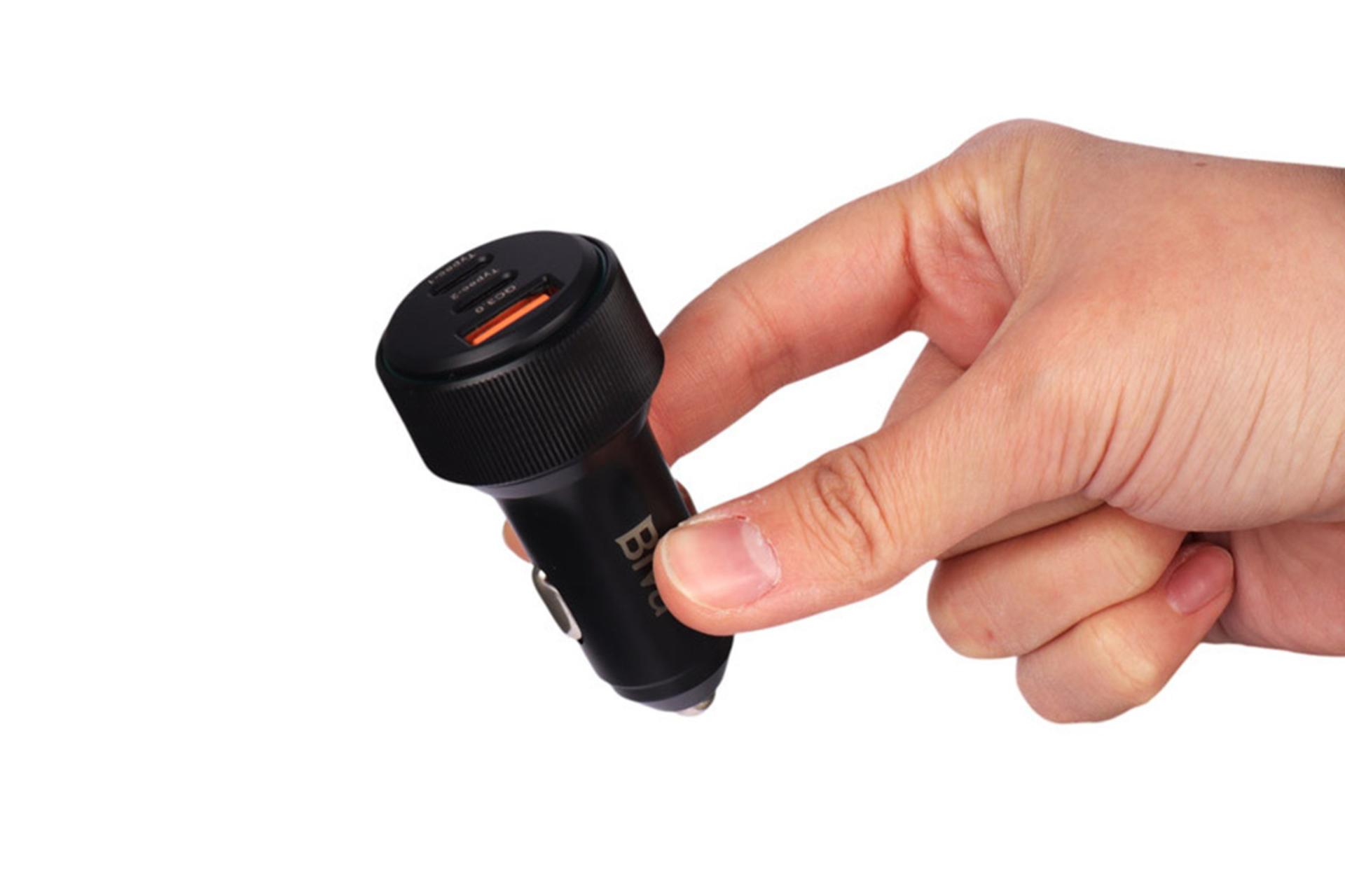 ابعاد شارژر بیوا Biva CC-26 در دست